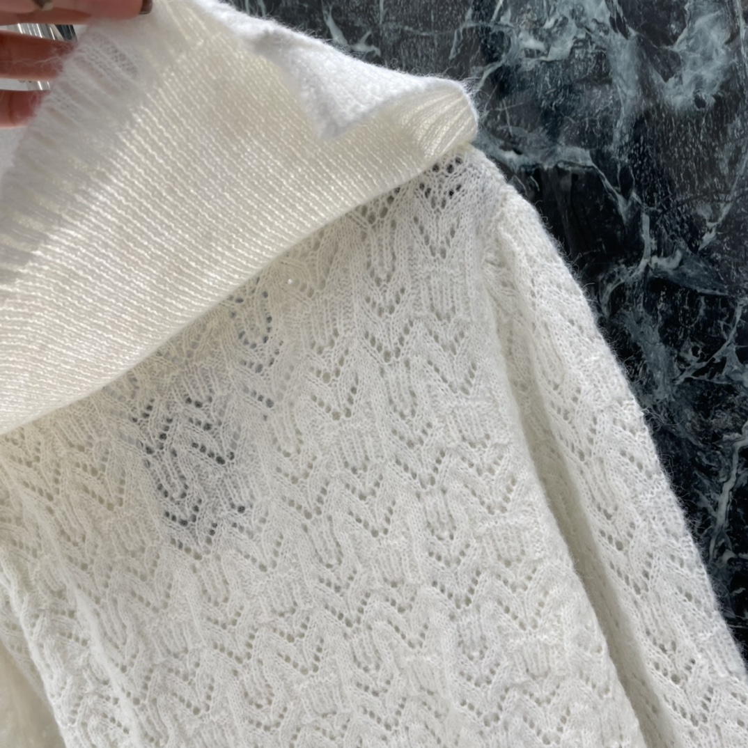 土星 25秋冬新款 镂空针织开衫 胸前经典刺绣图案 V领开衫版型万年经典百搭 简单且高级 上身活泼俏皮落