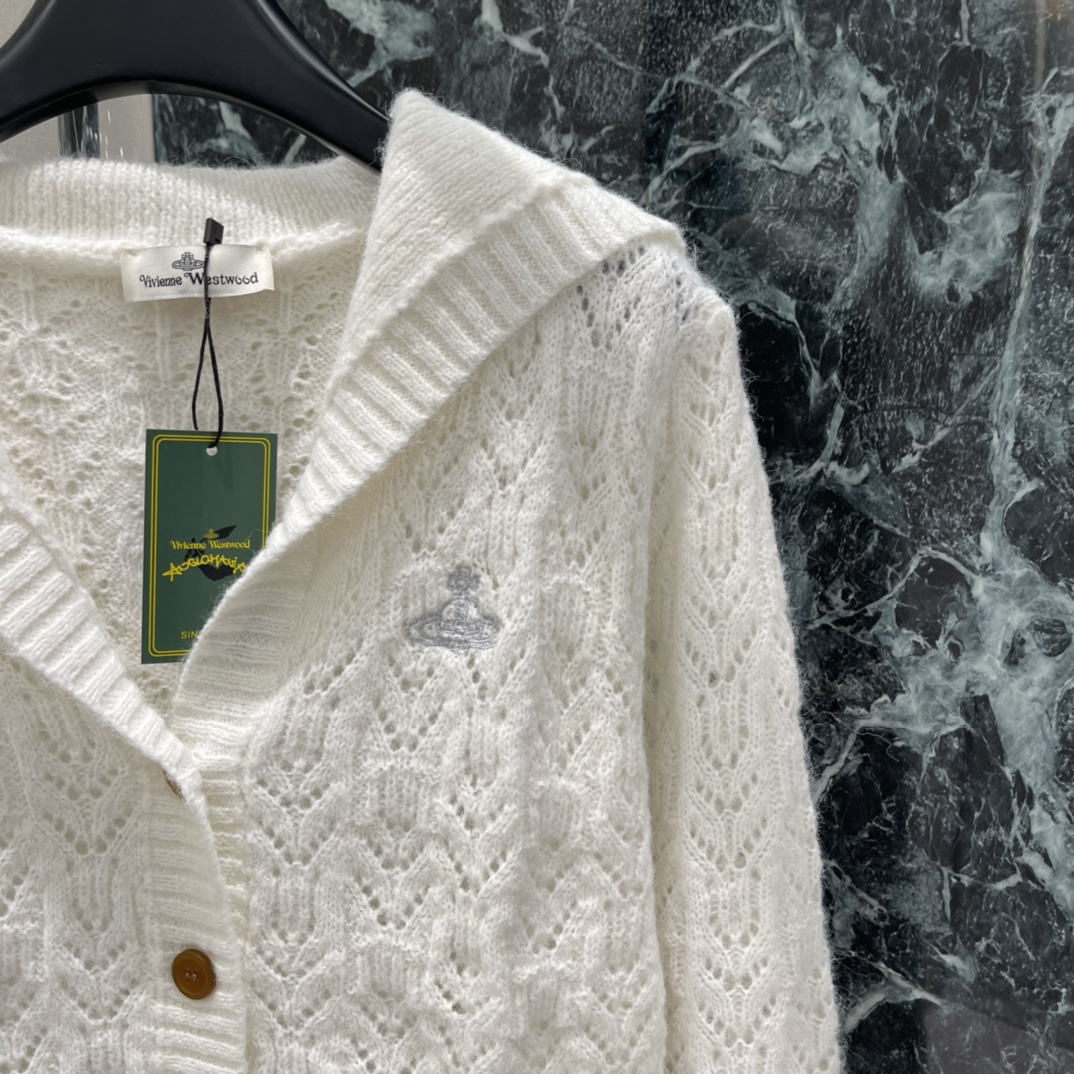 土星 25秋冬新款 镂空针织开衫 胸前经典刺绣图案 V领开衫版型万年经典百搭 简单且高级 上身活泼俏皮落