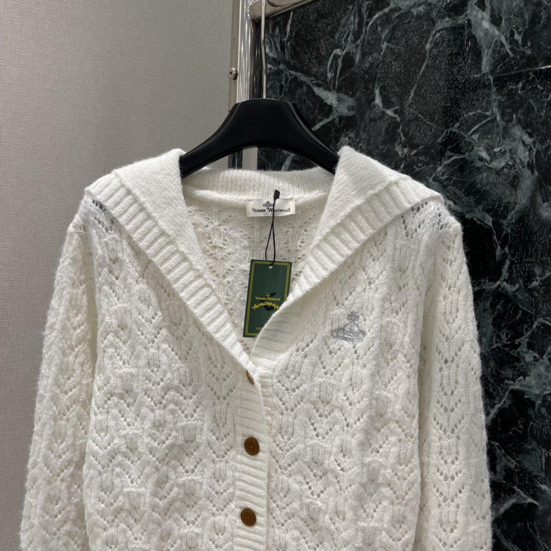 土星 25秋冬新款 镂空针织开衫 胸前经典刺绣图案 V领开衫版型万年经典百搭 简单且高级 上身活泼俏皮落