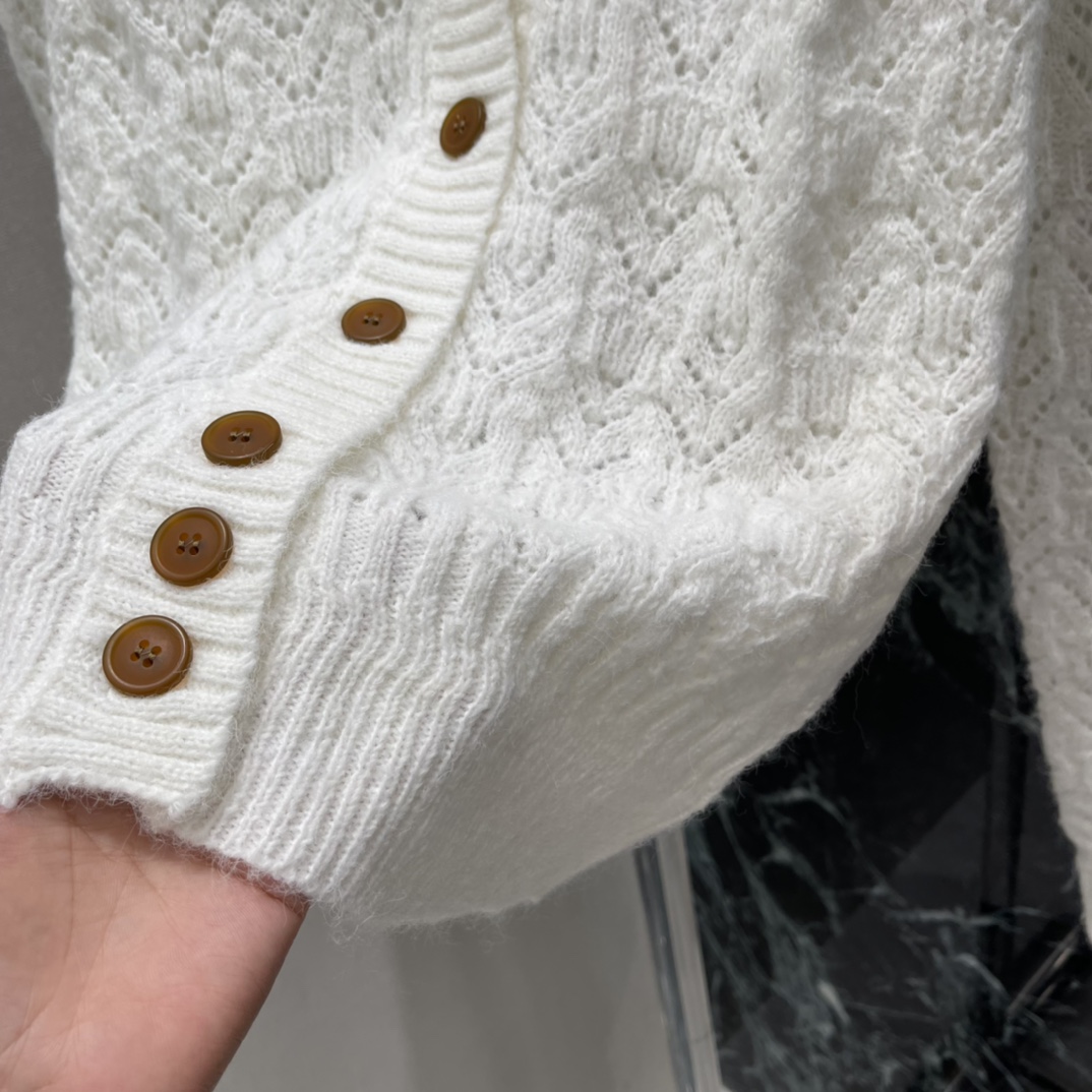 土星 25秋冬新款 镂空针织开衫 胸前经典刺绣图案 V领开衫版型万年经典百搭 简单且高级 上身活泼俏皮落