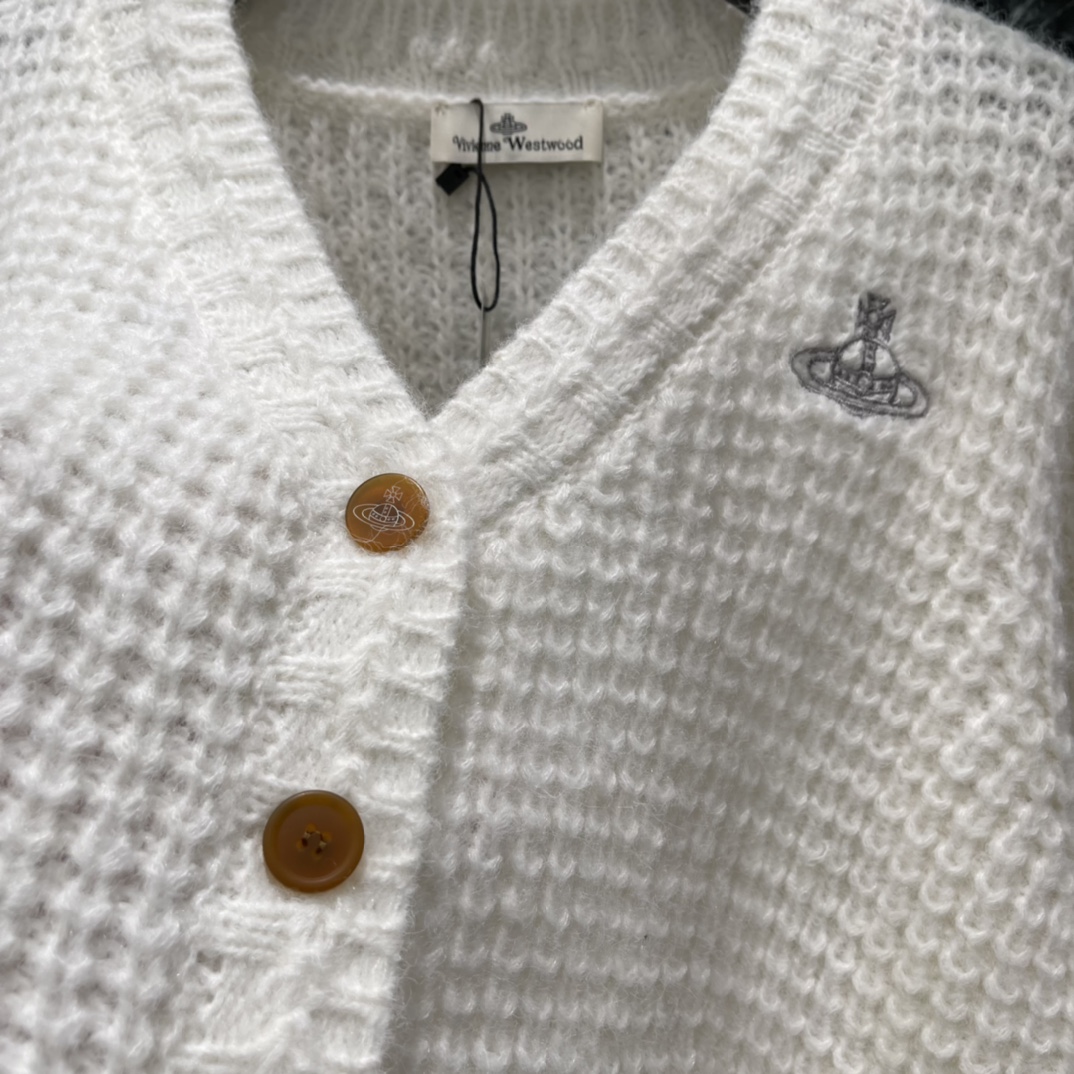 土星 25秋冬新款 V领针织开衫 胸前经典品牌刺绣微标颜色真的是很温柔很好看 胸前刺绣撞色logo图案 