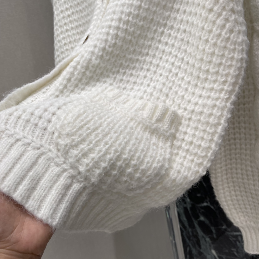 土星 25秋冬新款 V领针织开衫 胸前经典品牌刺绣微标颜色真的是很温柔很好看 胸前刺绣撞色logo图案 