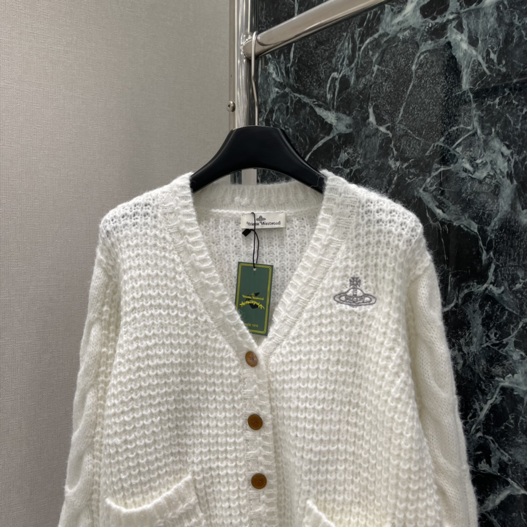 土星 25秋冬新款 V领针织开衫 胸前经典品牌刺绣微标颜色真的是很温柔很好看 胸前刺绣撞色logo图案 