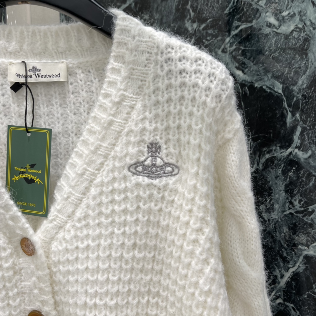 土星 25秋冬新款 V领针织开衫 胸前经典品牌刺绣微标颜色真的是很温柔很好看 胸前刺绣撞色logo图案 