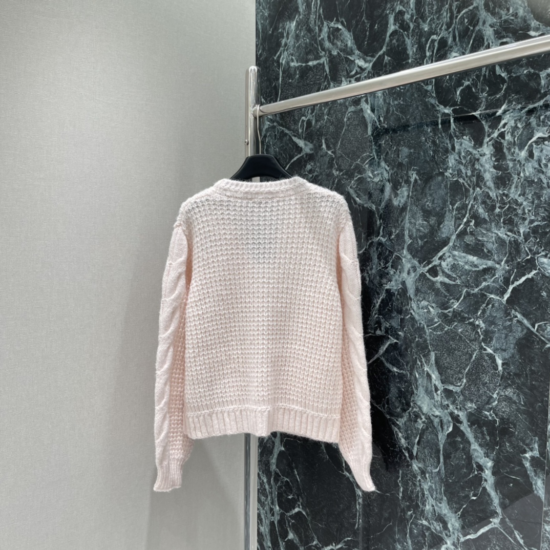 土星 25秋冬新款 V领针织开衫 胸前经典品牌刺绣微标颜色真的是很温柔很好看 胸前刺绣撞色logo图案 