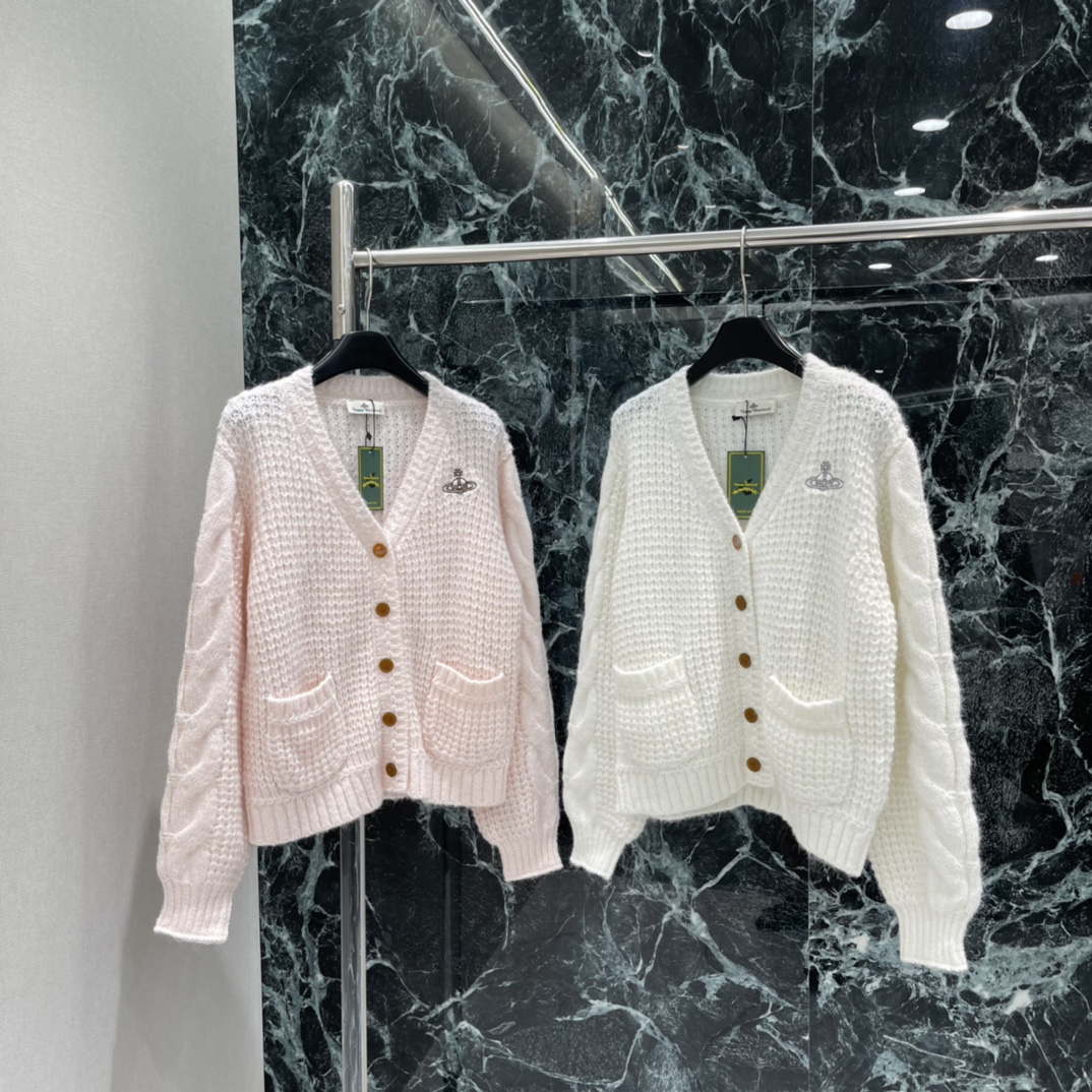 土星 25秋冬新款 V领针织开衫 胸前经典品牌刺绣微标颜色真的是很温柔很好看 胸前刺绣撞色logo图案 