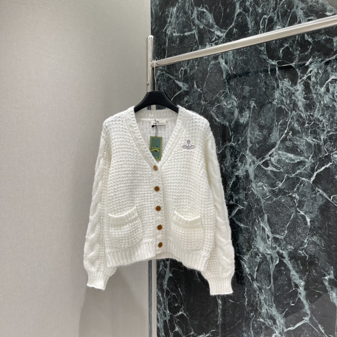 土星 25秋冬新款 V领针织开衫 胸前经典品牌刺绣微标颜色真的是很温柔很好看 胸前刺绣撞色logo图案 