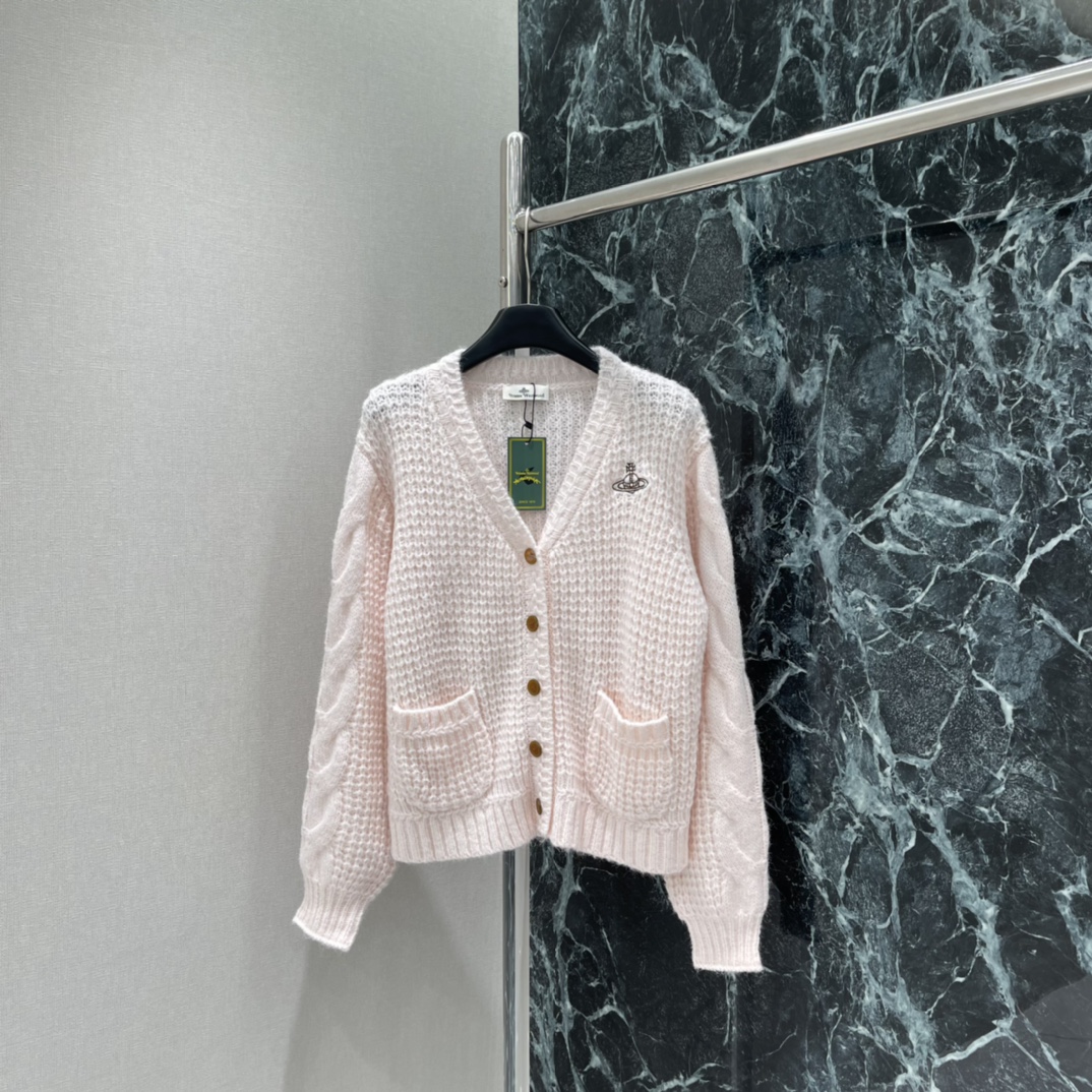 土星 25秋冬新款 V领针织开衫 胸前经典品牌刺绣微标颜色真的是很温柔很好看 胸前刺绣撞色logo图案 