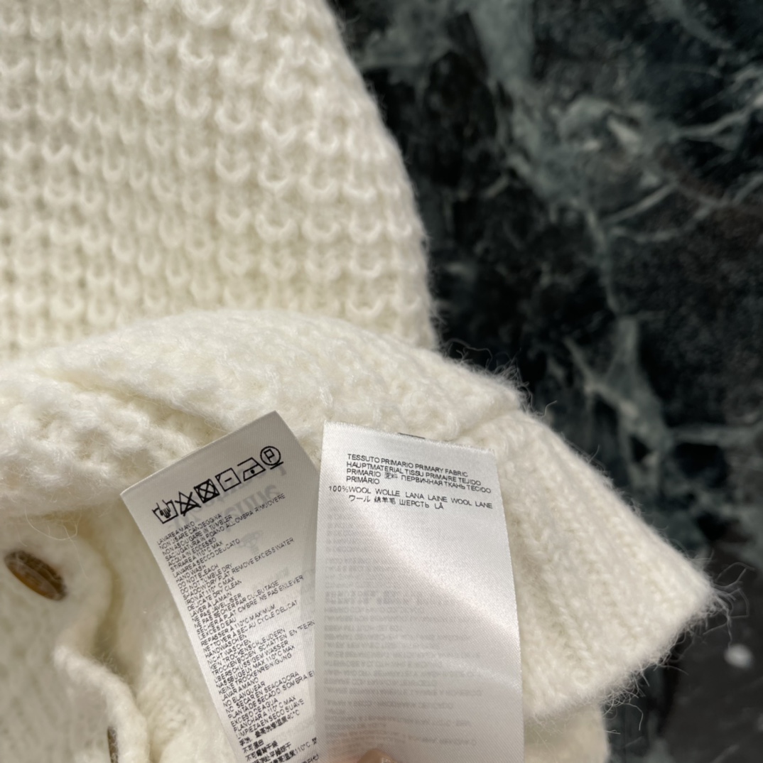 土星 25秋冬新款 V领针织开衫 胸前经典品牌刺绣微标颜色真的是很温柔很好看 胸前刺绣撞色logo图案 