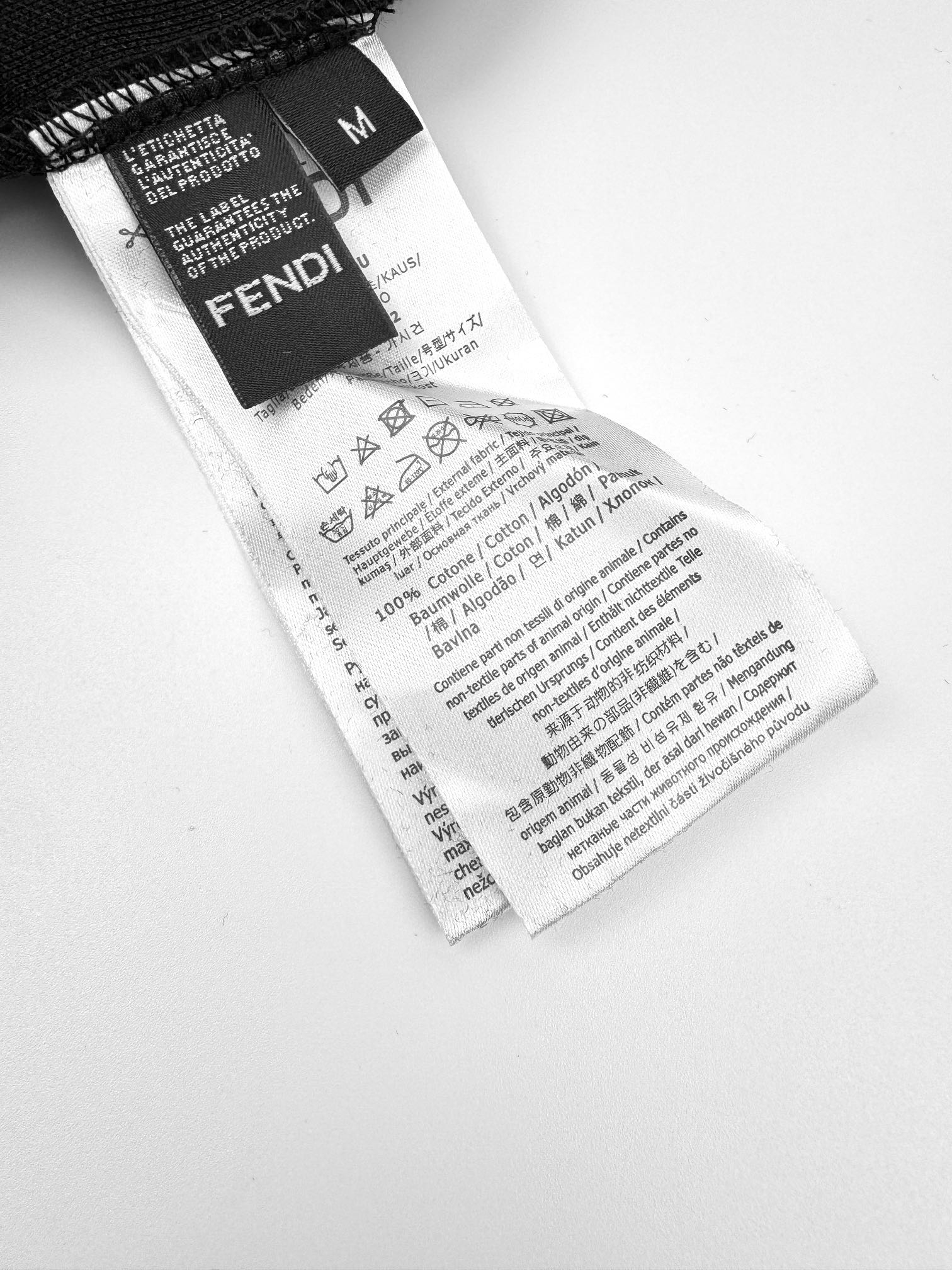 Fendi 满印植绒卫衣 定制黑曜石双珠地棉缎 质感十足 舒适贴肤 同色异调FF的植绒图案与黑色棉质凸纹材质相得益彰 营