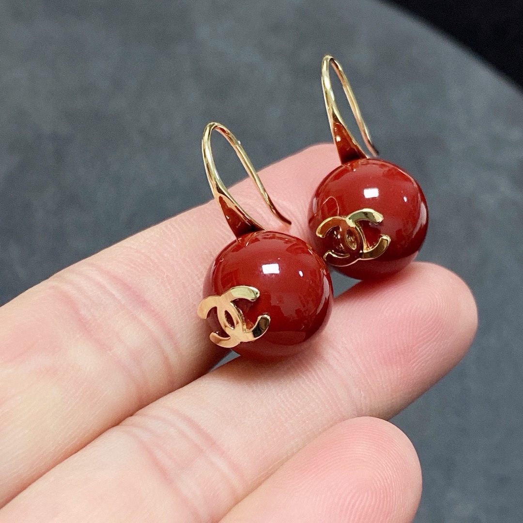 NO:555907,The new Chanel Xiaoxiang double C simple New Year red cherry color pearl earrings and ear hooks. This earring is really super beautiful. It looks simple in design, but it wears well. Even I have small earlobes. It's okzp. The upper ear is super elegant. Boutique jewelry, chanel, earrings19860909新款Chanel 小香双C简约新年红车厘子色珍珠耳钉耳钩这款耳环真的超级美看着设计简单但是佩戴效果好看到爆就连我这种小耳垂的也很okzp上耳超气质优雅,饰品精品,chanel,earrings,Jewelry