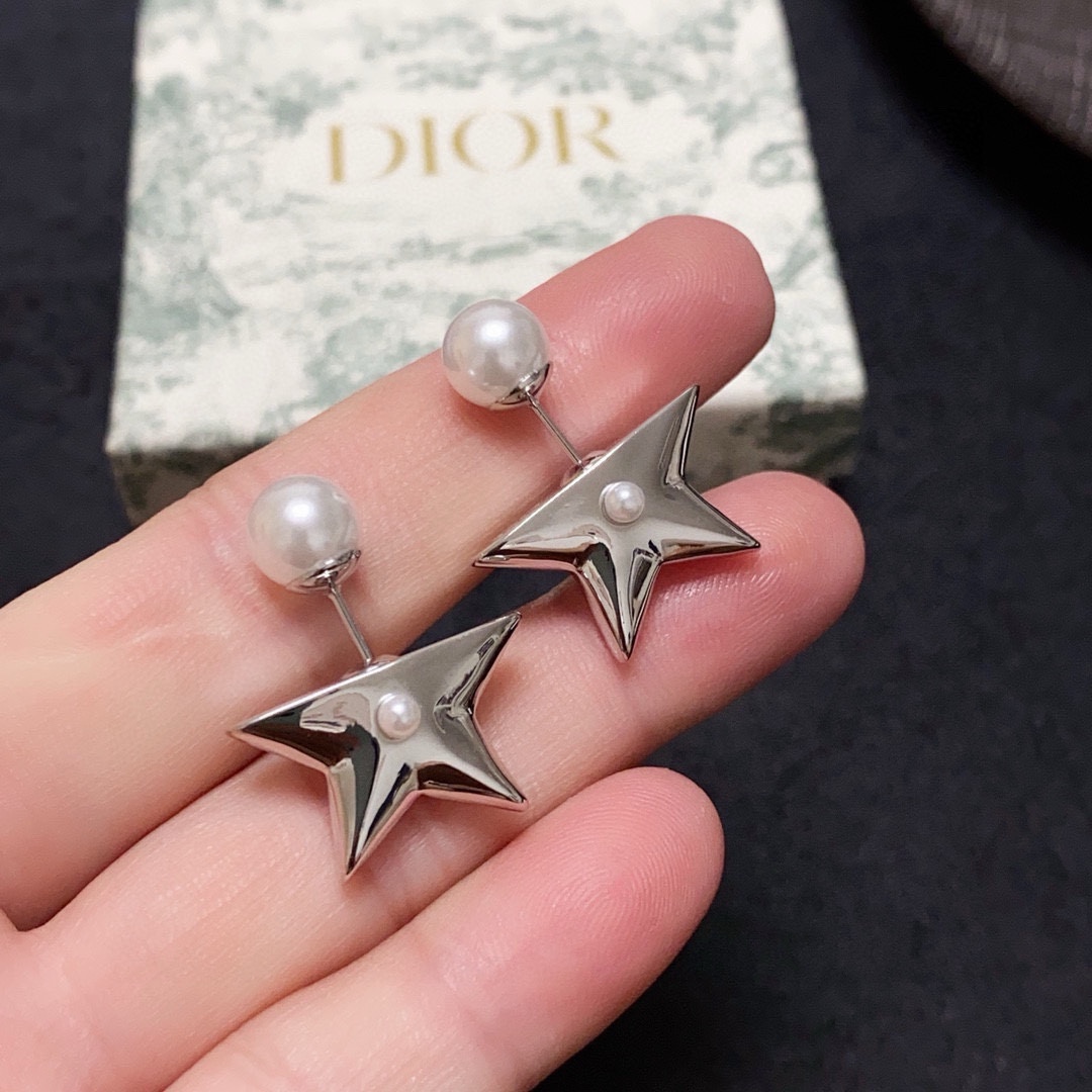 NO:555914,Dior's classic five-pointed star pearl earrings can be worn in two ways. They are simple and elegant. The classic CD earrings highlight the unique urban style. They are unique and noble in every square inch. The original brass 925 sterling silver needle material is genuine quality!  , jewelry boutique, dior, dior, earrings, pure silver19860909迪奥Dior 经典款众多女神同款五角星珍珠耳钉可以两种佩戴方法简约又大方 经典的CD耳环 彰显着特立独行的都市风尚,方寸之间,尽显别致与矜贵.原版黄铜925纯银针 材质 正品品质 ！,饰品精品,dior,dior,earrings,pure silver,Jewelry