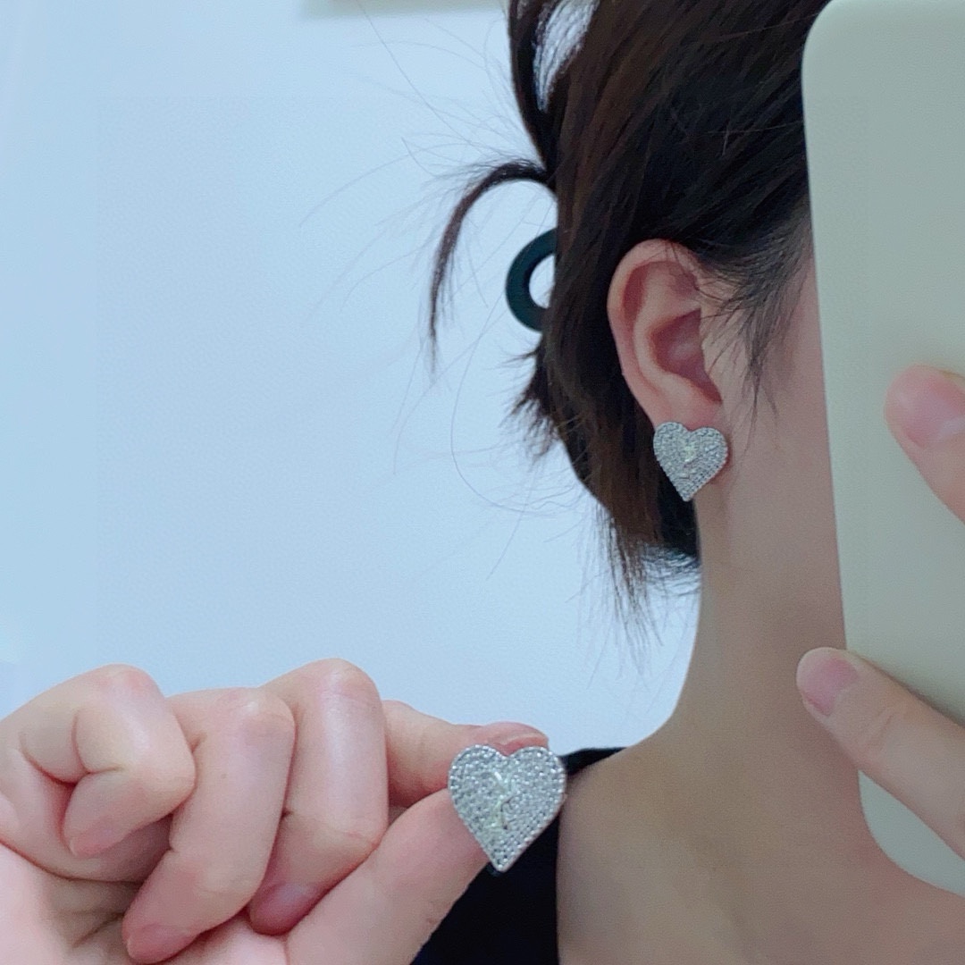 NO:555920,Xiaohongshu recommends the popular new YSL Yves Saint Laurent letters silver full diamond love earrings. Elegant and elegant with logo, special precision design, very flattering face shape, youthful vitality. I was attracted by this one at a glance. Very beautiful color combination, fashionable and playful, fine jewelry, saint laurent, saint laurent, earrings19860909小红书推荐爆款新款YSL圣罗兰字母银色满钻爱心耳环耳钉. 带logo优雅大方特别精工设计 非常修饰脸型 青春活力 一眼就被这款吸引了非常漂亮的颜色搭配时尚又俏皮,饰品精品,saint laurent,saint laurent,earrings,Jewelry