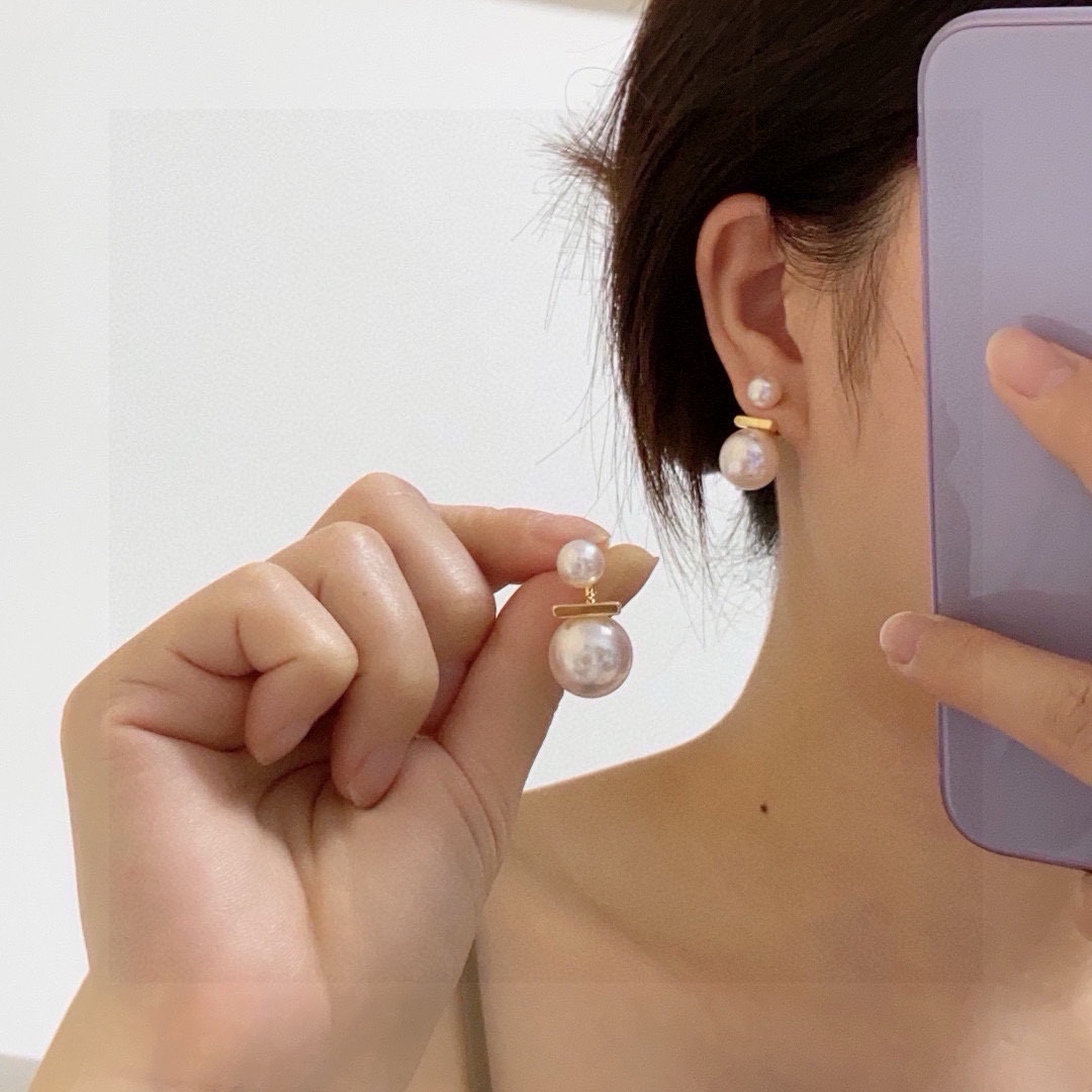 NO:555929,Celine Arc de Triomphe Light Pink Pearl Earrings with Two Ways to Wear Celine has become a popular element of its own, continuing to interpret elegance and create fashion for women. Celine's jewelry style definitely represents a new lifestyle, just like this earring, the harmonious matching with clothing is very prominent, allowing gorgeousness and freedom to coexist, elegant but never feeling constrained, jewelry boutique, celine, celine, earrings19860909Celine赛琳凯旋门淡淡粉珍珠两种佩戴方法耳钉 赛琳已经自成一股流行元素,持续为女性诠释优雅、创造时尚,Celine家的饰品风格绝对代表了一种新的生活方式,就像此款耳环,跟服饰之间的和谐搭配性是非常凸出的,让华丽与自在共存,优雅但绝不会感到束缚,饰品精品,celine,celine,earrings,Jewelry