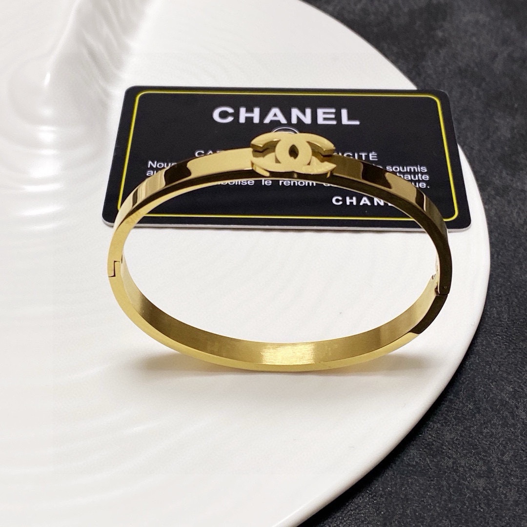 NO:555874,The new Chanel Chanel bracelet is super heavy-duty bling bling, and the gold color matches very well. It has a high-end feel. It has a high-end goddess temperament. The stainless steel material is not allergic and does not fade. One-to-one exquisite craftsmanship, a classic charm, high cost performance. A must-have choice, jewelry boutique, chanel, chanel, bracelet, gold19860909新款香奈儿Chanel手镯超重工bling bling,黄金色颜色搭配得非常好高级感 女神气质高端 精钢材质不过敏不褪色.一比一精美工艺,经典至极的魅物,性价比高 必备必入之选,饰品精品,chanel,chanel,bracelet,gold,Jewelry