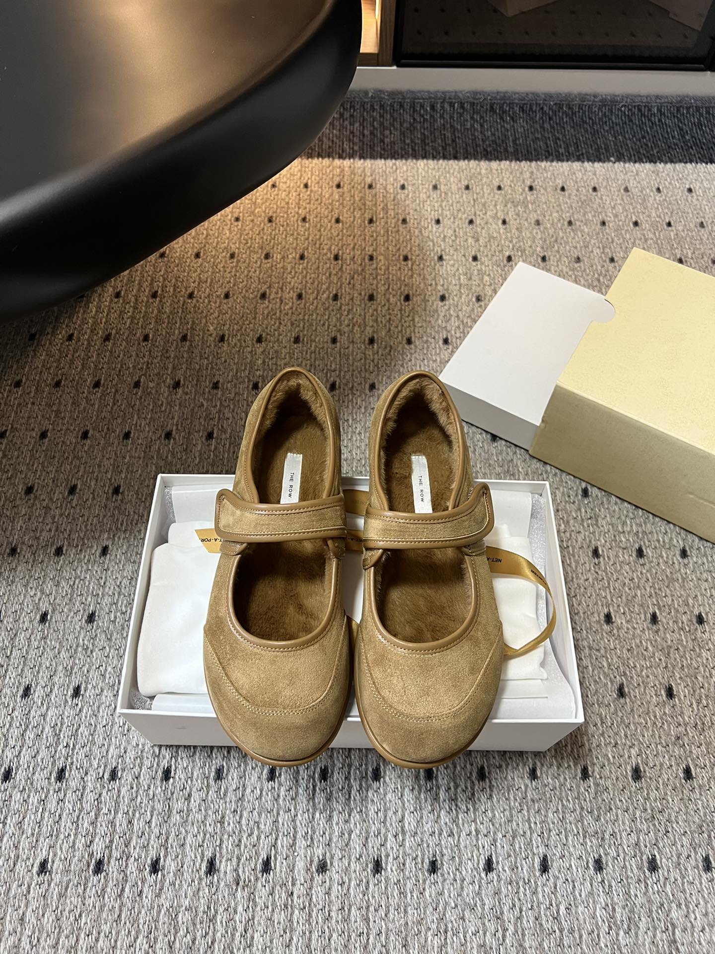 NO:563284,The ro* 25ss new autumn and winter Mary Jane furry shoes made in Guangzhou adopt the classic Mary Jane shoe shape, using Velcro instead of the traditional buckle, which is simple and has a retro feel. The upper material is suede, with a delicate and high-end texture, and the lining is designed with velvet, taking into account both fashion and warmth.  It can be paired with high-waisted straight jeans, a beige sweater or a corduroy shirt as a top, and a brown underarm bag to create a lazy retro casual feel. Choose the light brown model, match it with a floral dress, wear a khaki windbreaker, and wear this pair of shoes to show off the French literary atmosphere. The upper is cow velvet, the lining is wool, the outsole is original molded outsole size 35-40, fur shoes Mary Jane, mary  jane,skirts,jeans,sweaters,shirts19860909莞产 The ro* 25ss 秋冬新款 玛丽珍毛毛单鞋 采用经典玛丽珍鞋型,以魔术贴替代传统搭扣,简约又带点复古感.鞋面材质为绒面,质感细腻高级,内里加绒设计,兼顾时尚与保暖. 可搭配高腰直筒牛仔裤,上衣选择米色毛衣或灯芯绒衬衫,再搭配一个棕色腋下包,打造出慵懒的复古休闲感.选择浅棕色款,搭配碎花连衣裙,外面套一件卡其色风衣,脚踩这双鞋子,尽显法式文艺气息. 鞋面胎牛绒 内里羊毛 大底原版开模大底 size35-40,毛毛鞋玛丽珍,mary jane,skirts,jeans,sweaters,shirts,Women's Shoes