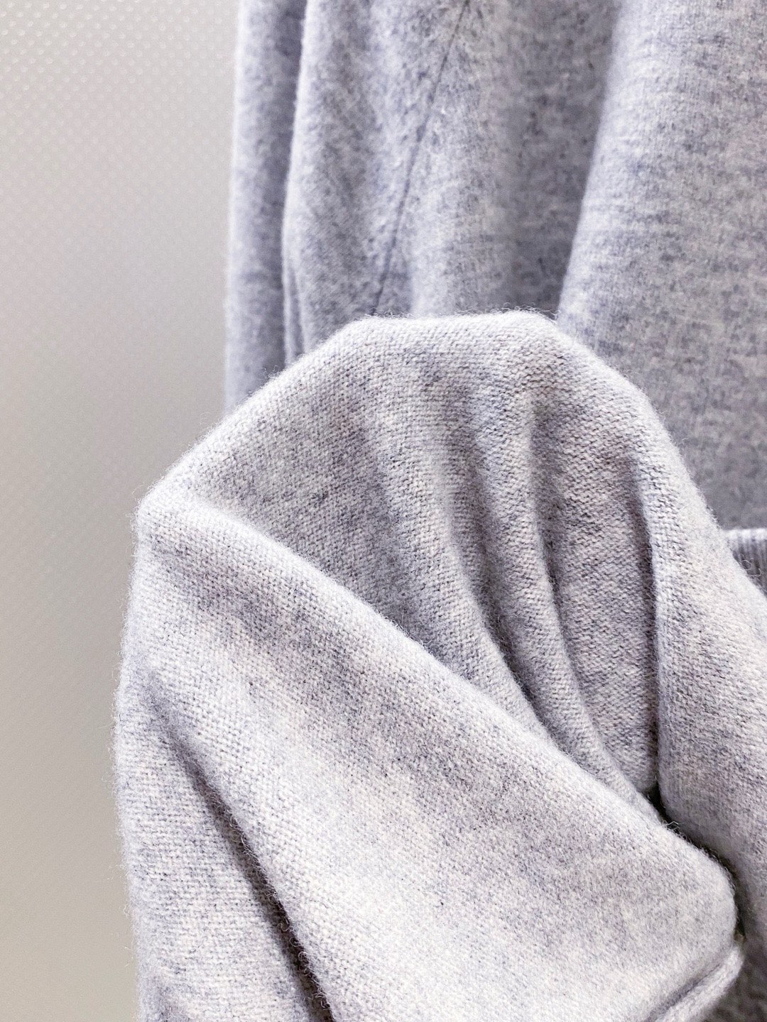 BC~经典logo刺绣叉肩圆领毛衣
秋冬新品
精选高支美丽诺羊毛，把柔软与经典，织进日常质感里&hellip;.触感是肉眼可见的细腻软糯&mdash;&mdash;没有普通羊毛的扎肤感，贴身穿亲肤不刺痒，自带天然的温煦包裹感，既保留羊毛的保暖性，又兼具轻盈透气的特质，秋冬单穿不厚重，叠穿不臃肿。
圆领+叉肩连袖的版型藏着不挑人的包容感！圆领恰到好处不挑脸型更不挑内搭；叉肩袖设计弱化肩线棱角，合身不紧绷的版型，无论是搭任何裤子都能轻松适配。
胸前经典logo刺绣是点睛之笔：没有繁复花样，仅以精致针脚将品牌标识绣于衣身，线条清晰不突兀，既有品牌辨识度又不张扬。整体简约却不简单，把BC一贯的低调优雅藏在羊毛的柔软肌理与经典设计里，日常穿、通勤穿都能透出不经意的质感。

颜色：黑色、驼色、浅灰色
规格：M--XXL
    P310
M码：连肩袖74、胸围110、衣长67
L码：连肩袖75、胸围114、衣长68