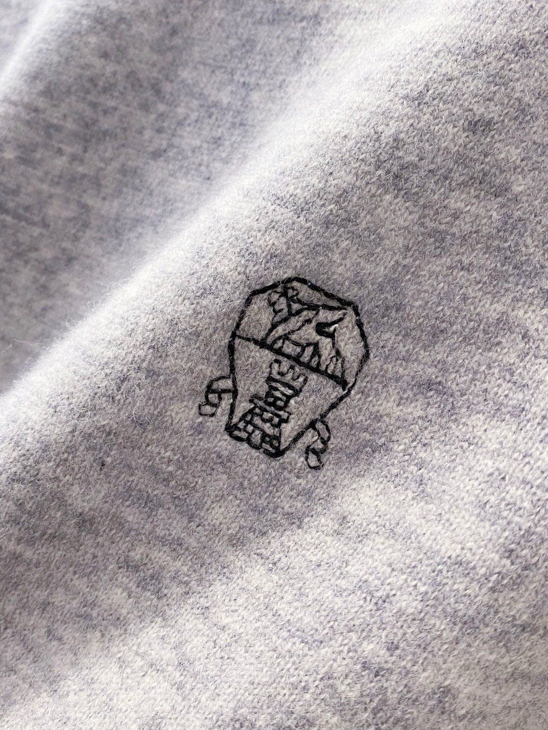 BC~经典logo刺绣叉肩圆领毛衣
秋冬新品
精选高支美丽诺羊毛，把柔软与经典，织进日常质感里&hellip;.触感是肉眼可见的细腻软糯&mdash;&mdash;没有普通羊毛的扎肤感，贴身穿亲肤不刺痒，自带天然的温煦包裹感，既保留羊毛的保暖性，又兼具轻盈透气的特质，秋冬单穿不厚重，叠穿不臃肿。
圆领+叉肩连袖的版型藏着不挑人的包容感！圆领恰到好处不挑脸型更不挑内搭；叉肩袖设计弱化肩线棱角，合身不紧绷的版型，无论是搭任何裤子都能轻松适配。
胸前经典logo刺绣是点睛之笔：没有繁复花样，仅以精致针脚将品牌标识绣于衣身，线条清晰不突兀，既有品牌辨识度又不张扬。整体简约却不简单，把BC一贯的低调优雅藏在羊毛的柔软肌理与经典设计里，日常穿、通勤穿都能透出不经意的质感。

颜色：黑色、驼色、浅灰色
规格：M--XXL
    P310
M码：连肩袖74、胸围110、衣长67
L码：连肩袖75、胸围114、衣长68