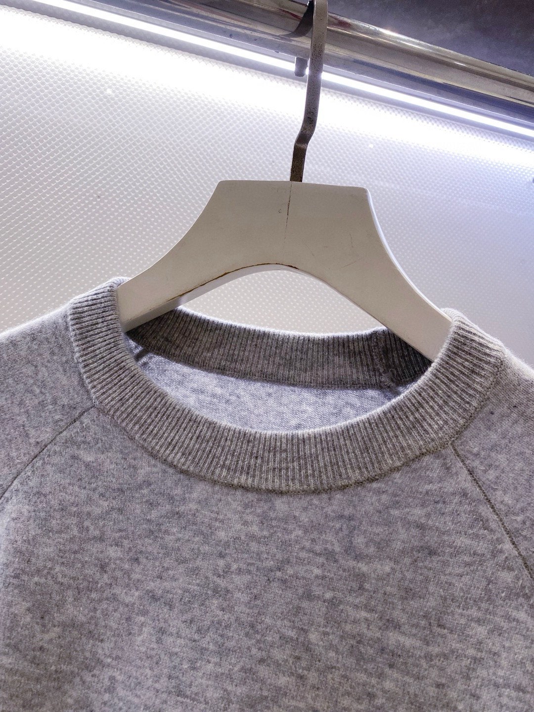 BC~经典logo刺绣叉肩圆领毛衣
秋冬新品
精选高支美丽诺羊毛，把柔软与经典，织进日常质感里&hellip;.触感是肉眼可见的细腻软糯&mdash;&mdash;没有普通羊毛的扎肤感，贴身穿亲肤不刺痒，自带天然的温煦包裹感，既保留羊毛的保暖性，又兼具轻盈透气的特质，秋冬单穿不厚重，叠穿不臃肿。
圆领+叉肩连袖的版型藏着不挑人的包容感！圆领恰到好处不挑脸型更不挑内搭；叉肩袖设计弱化肩线棱角，合身不紧绷的版型，无论是搭任何裤子都能轻松适配。
胸前经典logo刺绣是点睛之笔：没有繁复花样，仅以精致针脚将品牌标识绣于衣身，线条清晰不突兀，既有品牌辨识度又不张扬。整体简约却不简单，把BC一贯的低调优雅藏在羊毛的柔软肌理与经典设计里，日常穿、通勤穿都能透出不经意的质感。

颜色：黑色、驼色、浅灰色
规格：M--XXL
    P310
M码：连肩袖74、胸围110、衣长67
L码：连肩袖75、胸围114、衣长68