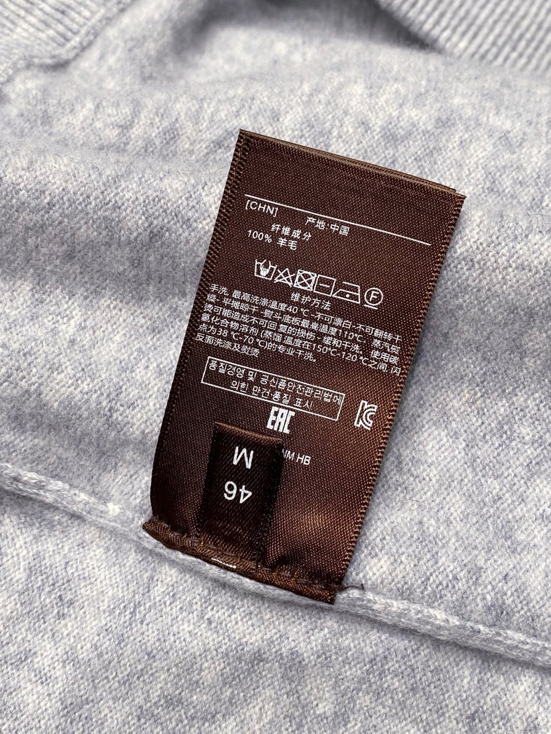 BC~经典logo刺绣叉肩圆领毛衣
秋冬新品
精选高支美丽诺羊毛，把柔软与经典，织进日常质感里&hellip;.触感是肉眼可见的细腻软糯&mdash;&mdash;没有普通羊毛的扎肤感，贴身穿亲肤不刺痒，自带天然的温煦包裹感，既保留羊毛的保暖性，又兼具轻盈透气的特质，秋冬单穿不厚重，叠穿不臃肿。
圆领+叉肩连袖的版型藏着不挑人的包容感！圆领恰到好处不挑脸型更不挑内搭；叉肩袖设计弱化肩线棱角，合身不紧绷的版型，无论是搭任何裤子都能轻松适配。
胸前经典logo刺绣是点睛之笔：没有繁复花样，仅以精致针脚将品牌标识绣于衣身，线条清晰不突兀，既有品牌辨识度又不张扬。整体简约却不简单，把BC一贯的低调优雅藏在羊毛的柔软肌理与经典设计里，日常穿、通勤穿都能透出不经意的质感。

颜色：黑色、驼色、浅灰色
规格：M--XXL
    P310
M码：连肩袖74、胸围110、衣长67
L码：连肩袖75、胸围114、衣长68