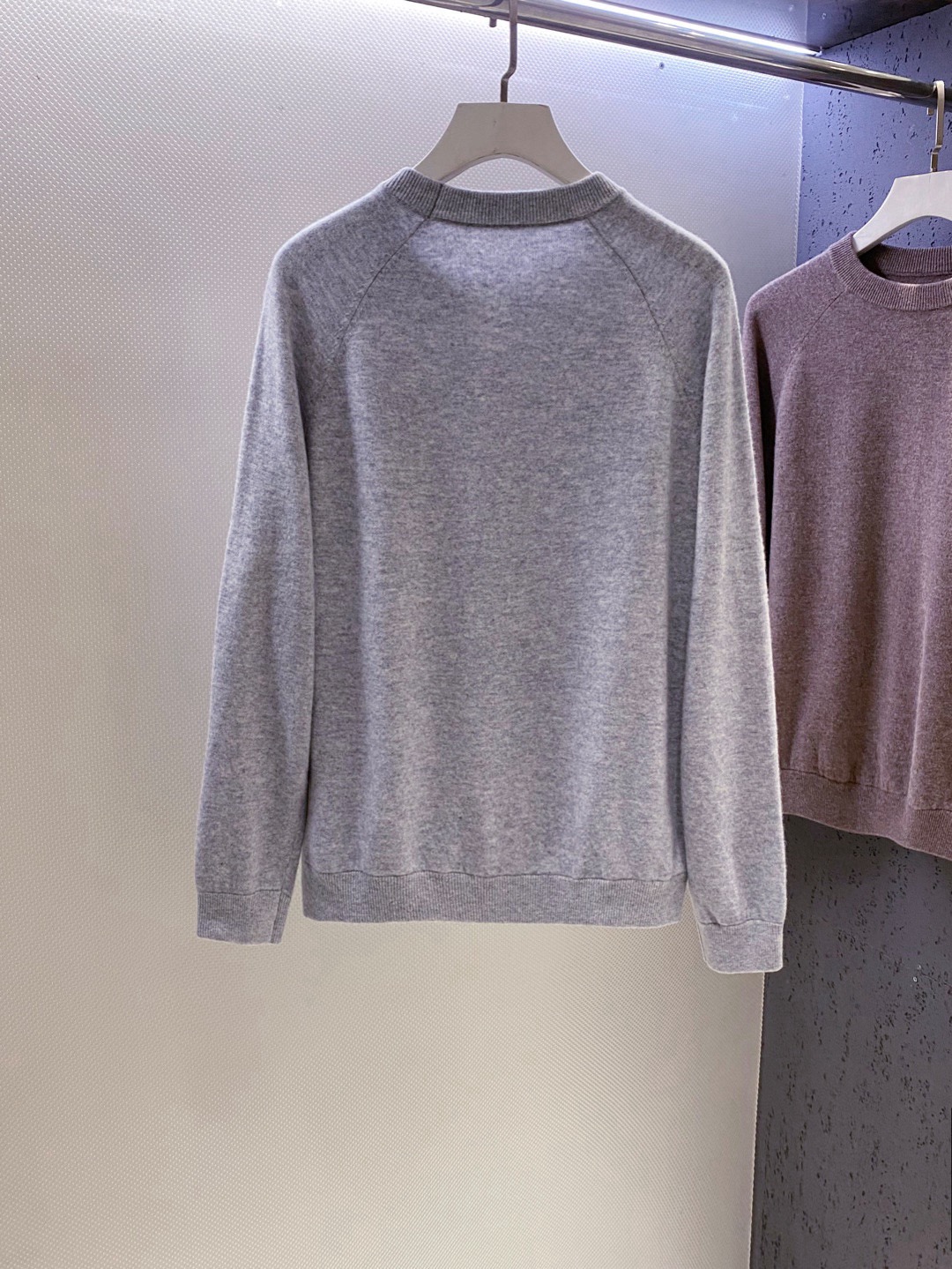 BC~经典logo刺绣叉肩圆领毛衣
秋冬新品
精选高支美丽诺羊毛，把柔软与经典，织进日常质感里&hellip;.触感是肉眼可见的细腻软糯&mdash;&mdash;没有普通羊毛的扎肤感，贴身穿亲肤不刺痒，自带天然的温煦包裹感，既保留羊毛的保暖性，又兼具轻盈透气的特质，秋冬单穿不厚重，叠穿不臃肿。
圆领+叉肩连袖的版型藏着不挑人的包容感！圆领恰到好处不挑脸型更不挑内搭；叉肩袖设计弱化肩线棱角，合身不紧绷的版型，无论是搭任何裤子都能轻松适配。
胸前经典logo刺绣是点睛之笔：没有繁复花样，仅以精致针脚将品牌标识绣于衣身，线条清晰不突兀，既有品牌辨识度又不张扬。整体简约却不简单，把BC一贯的低调优雅藏在羊毛的柔软肌理与经典设计里，日常穿、通勤穿都能透出不经意的质感。

颜色：黑色、驼色、浅灰色
规格：M--XXL
    P310
M码：连肩袖74、胸围110、衣长67
L码：连肩袖75、胸围114、衣长68