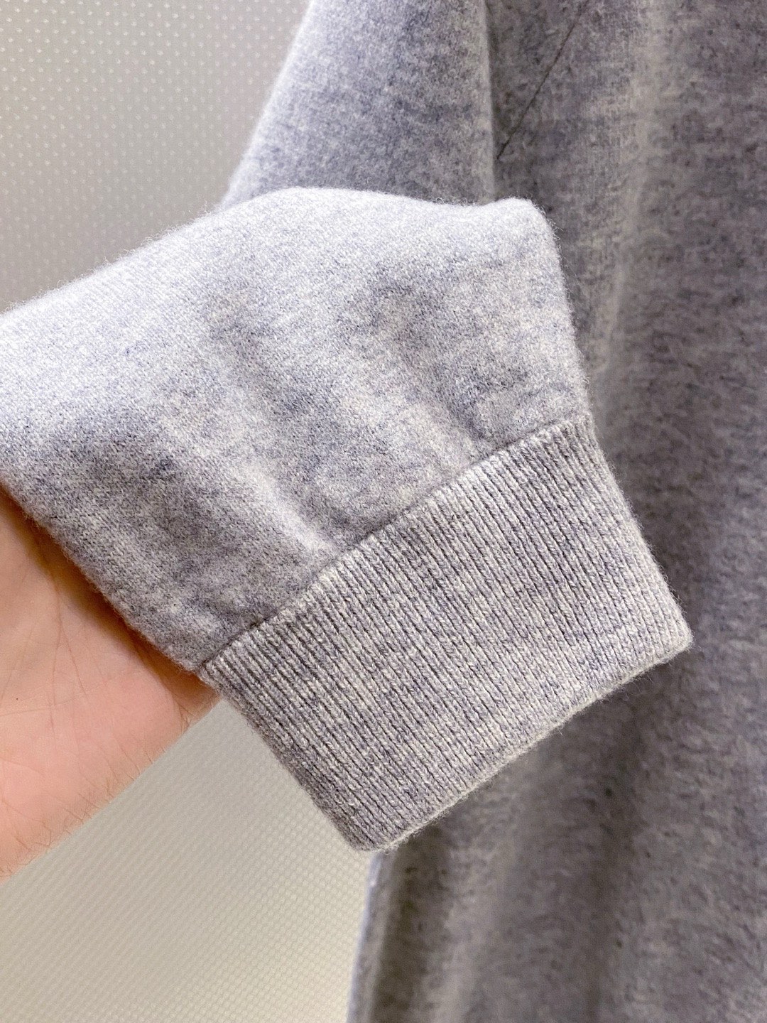 BC~经典logo刺绣叉肩圆领毛衣
秋冬新品
精选高支美丽诺羊毛，把柔软与经典，织进日常质感里&hellip;.触感是肉眼可见的细腻软糯&mdash;&mdash;没有普通羊毛的扎肤感，贴身穿亲肤不刺痒，自带天然的温煦包裹感，既保留羊毛的保暖性，又兼具轻盈透气的特质，秋冬单穿不厚重，叠穿不臃肿。
圆领+叉肩连袖的版型藏着不挑人的包容感！圆领恰到好处不挑脸型更不挑内搭；叉肩袖设计弱化肩线棱角，合身不紧绷的版型，无论是搭任何裤子都能轻松适配。
胸前经典logo刺绣是点睛之笔：没有繁复花样，仅以精致针脚将品牌标识绣于衣身，线条清晰不突兀，既有品牌辨识度又不张扬。整体简约却不简单，把BC一贯的低调优雅藏在羊毛的柔软肌理与经典设计里，日常穿、通勤穿都能透出不经意的质感。

颜色：黑色、驼色、浅灰色
规格：M--XXL
    P310
M码：连肩袖74、胸围110、衣长67
L码：连肩袖75、胸围114、衣长68