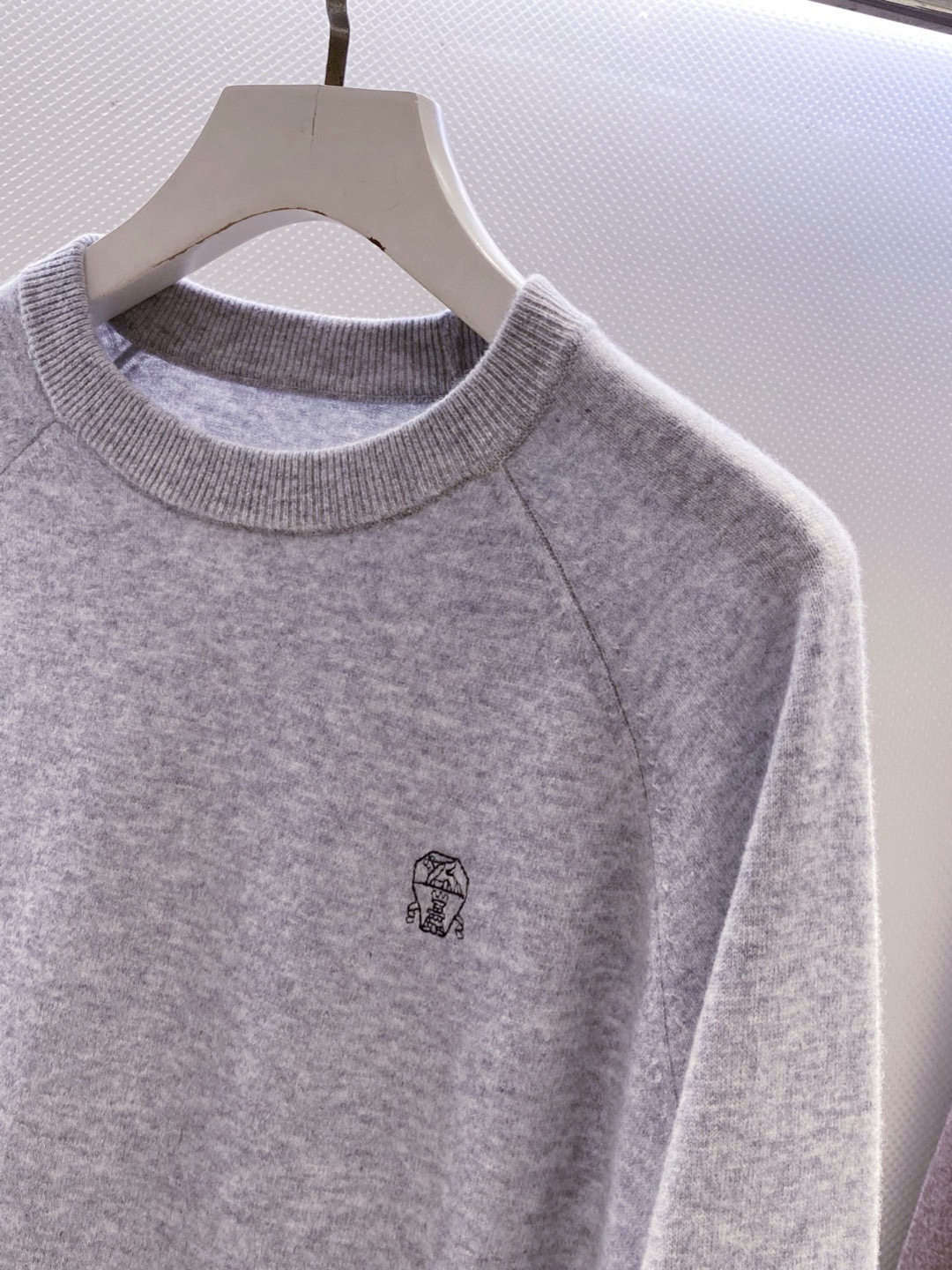 BC~经典logo刺绣叉肩圆领毛衣
秋冬新品
精选高支美丽诺羊毛，把柔软与经典，织进日常质感里&hellip;.触感是肉眼可见的细腻软糯&mdash;&mdash;没有普通羊毛的扎肤感，贴身穿亲肤不刺痒，自带天然的温煦包裹感，既保留羊毛的保暖性，又兼具轻盈透气的特质，秋冬单穿不厚重，叠穿不臃肿。
圆领+叉肩连袖的版型藏着不挑人的包容感！圆领恰到好处不挑脸型更不挑内搭；叉肩袖设计弱化肩线棱角，合身不紧绷的版型，无论是搭任何裤子都能轻松适配。
胸前经典logo刺绣是点睛之笔：没有繁复花样，仅以精致针脚将品牌标识绣于衣身，线条清晰不突兀，既有品牌辨识度又不张扬。整体简约却不简单，把BC一贯的低调优雅藏在羊毛的柔软肌理与经典设计里，日常穿、通勤穿都能透出不经意的质感。

颜色：黑色、驼色、浅灰色
规格：M--XXL
    P310
M码：连肩袖74、胸围110、衣长67
L码：连肩袖75、胸围114、衣长68