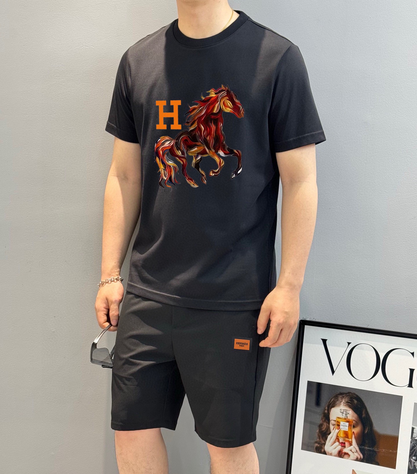Hermès 品牌【HERMES 爱马仕】 2025新款男士短袖短裤套装 销售 市面高端版本 手感细腻柔软 让你穿着更加舒适 立体裁剪版型超赞 尺码:M-5XL下单请报身高体重