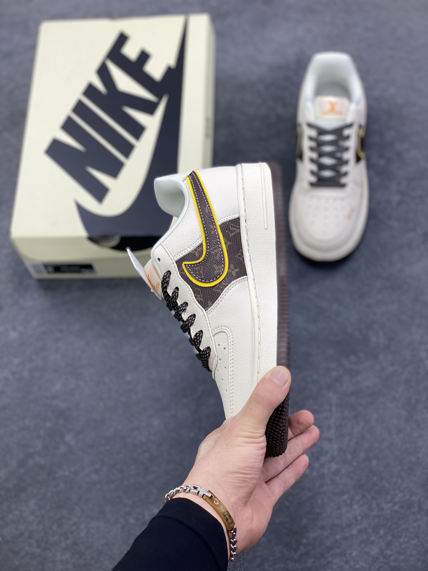 图片[3]-NIke Air Force 1 \’07 Low “LV联名——米棕拼接”空军一号 低帮 运动鞋 休闲鞋 折边针车 工艺难度大 原楦头原纸板 原装鞋盒 定制五金配件 内置全掌气垫 原厂鞋底 货号：DD1982-302 尺码：36 36.5 37.5 38 38.5 39 40 40.5 41 42 42.5 43 44 44.5 45-选品中心