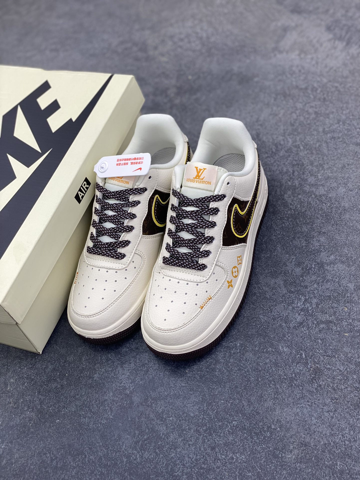 图片[8]-NIke Air Force 1 \’07 Low “LV联名——米棕拼接”空军一号 低帮 运动鞋 休闲鞋 折边针车 工艺难度大 原楦头原纸板 原装鞋盒 定制五金配件 内置全掌气垫 原厂鞋底 货号：DD1982-302 尺码：36 36.5 37.5 38 38.5 39 40 40.5 41 42 42.5 43 44 44.5 45-选品中心
