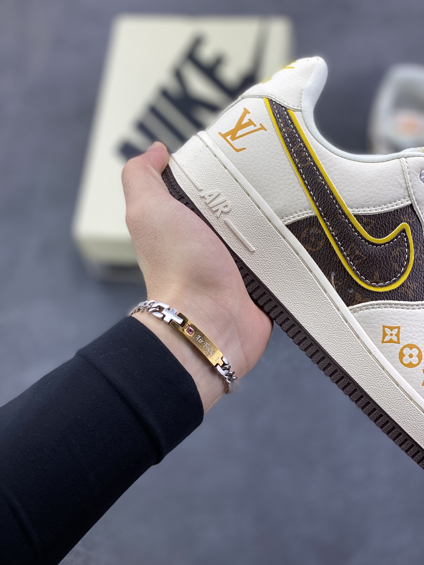 图片[6]-NIke Air Force 1 \’07 Low “LV联名——米棕拼接”空军一号 低帮 运动鞋 休闲鞋 折边针车 工艺难度大 原楦头原纸板 原装鞋盒 定制五金配件 内置全掌气垫 原厂鞋底 货号：DD1982-302 尺码：36 36.5 37.5 38 38.5 39 40 40.5 41 42 42.5 43 44 44.5 45-选品中心