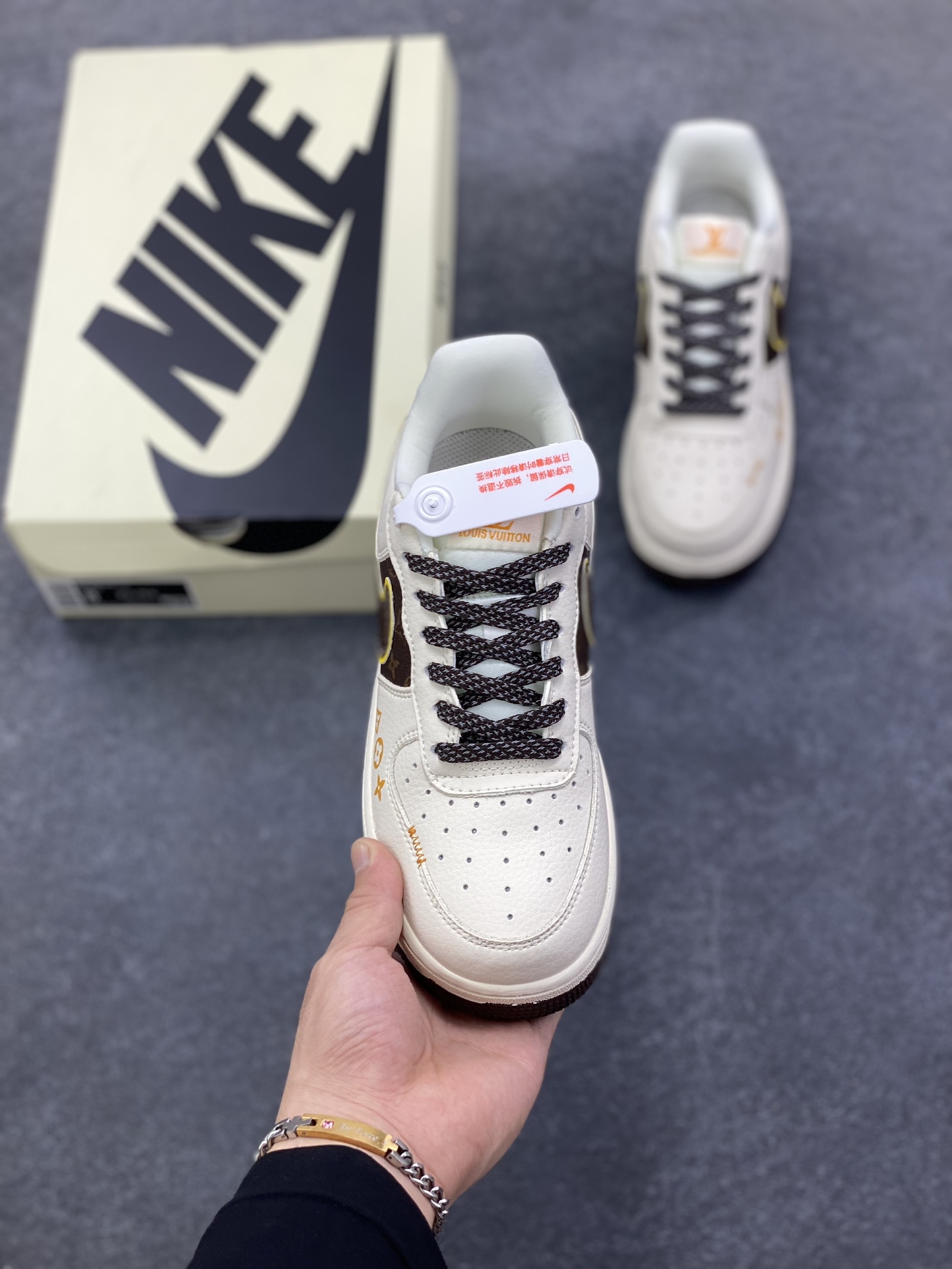 图片[2]-NIke Air Force 1 \’07 Low “LV联名——米棕拼接”空军一号 低帮 运动鞋 休闲鞋 折边针车 工艺难度大 原楦头原纸板 原装鞋盒 定制五金配件 内置全掌气垫 原厂鞋底 货号：DD1982-302 尺码：36 36.5 37.5 38 38.5 39 40 40.5 41 42 42.5 43 44 44.5 45-选品中心