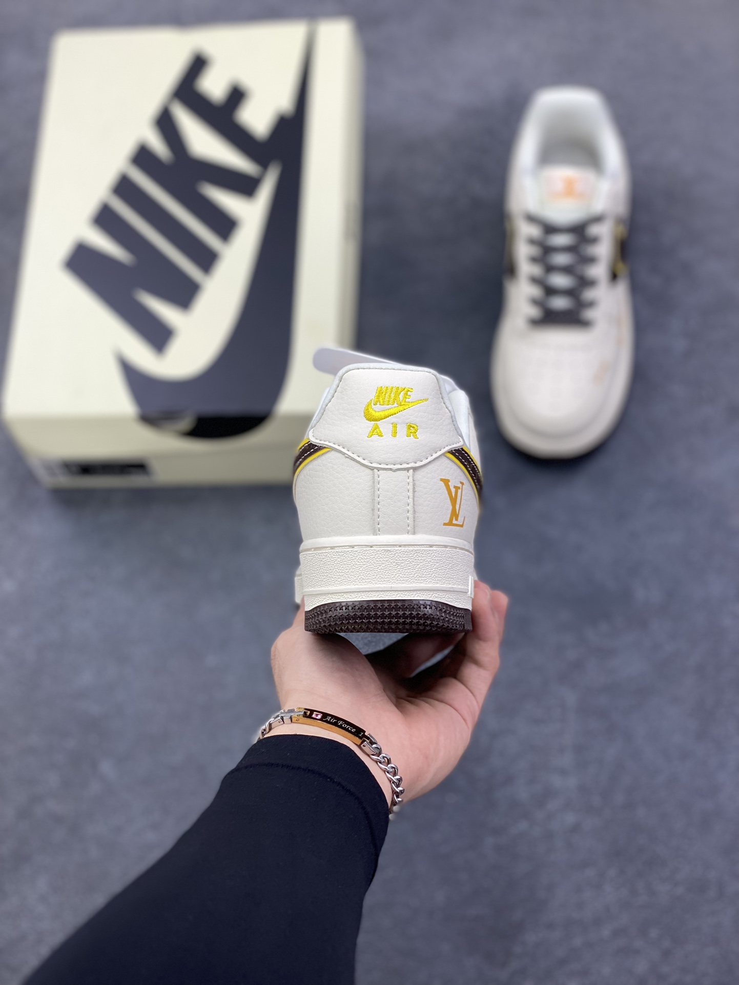 图片[4]-NIke Air Force 1 \’07 Low “LV联名——米棕拼接”空军一号 低帮 运动鞋 休闲鞋 折边针车 工艺难度大 原楦头原纸板 原装鞋盒 定制五金配件 内置全掌气垫 原厂鞋底 货号：DD1982-302 尺码：36 36.5 37.5 38 38.5 39 40 40.5 41 42 42.5 43 44 44.5 45-选品中心
