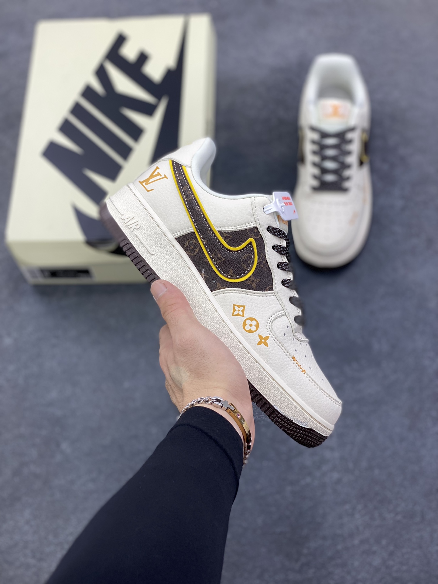 NIke Air Force 1 \’07 Low “LV联名——米棕拼接”空军一号 低帮 运动鞋 休闲鞋 折边针车 工艺难度大 原楦头原纸板 原装鞋盒 定制五金配件 内置全掌气垫 原厂鞋底 货号:DD1982-302 尺码:36 36.5 37.5 38 38.5 39 40 40.5 41 42 42.5 43 44 44.5 45-选品中心