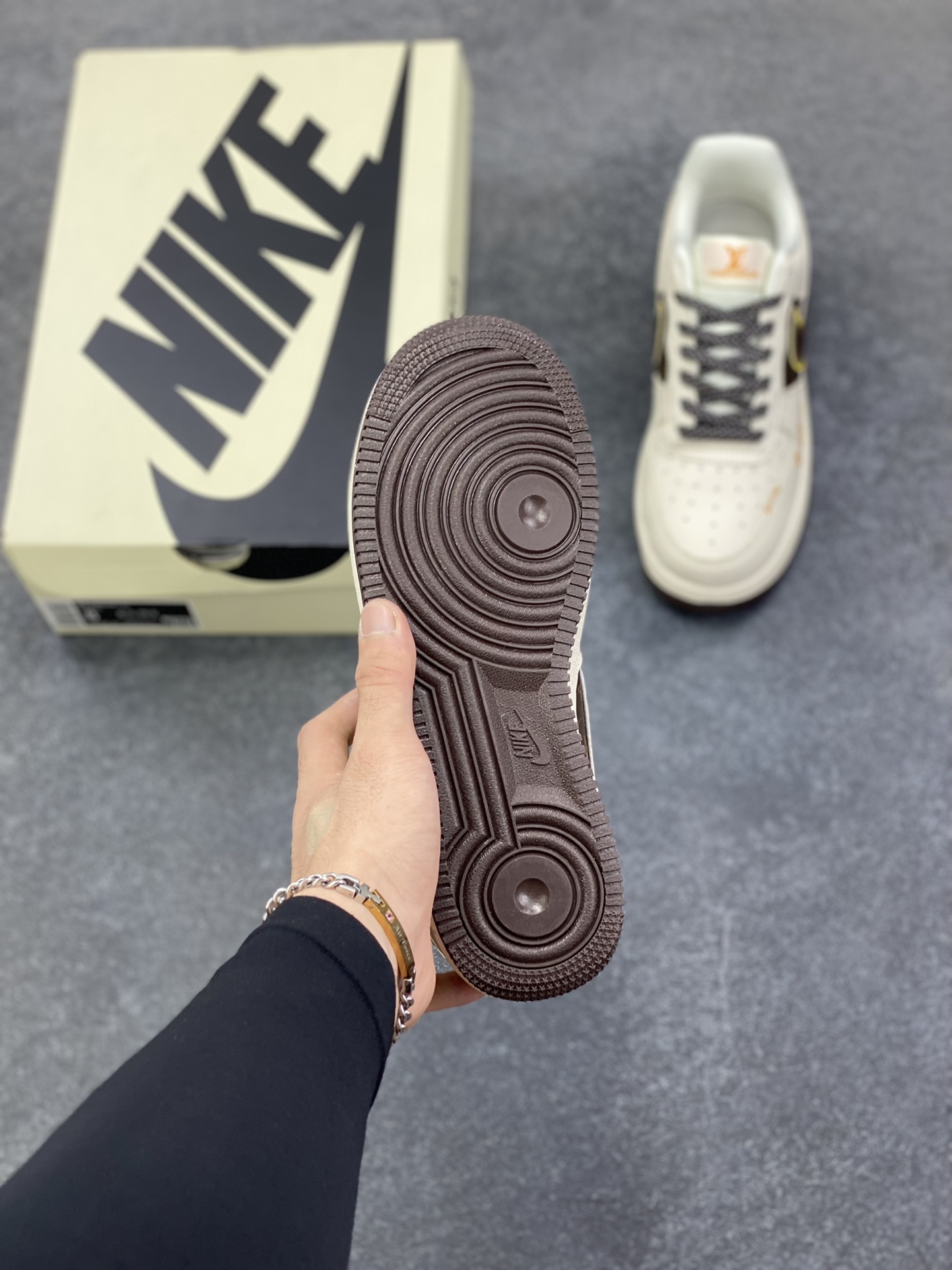 图片[5]-NIke Air Force 1 \’07 Low “LV联名——米棕拼接”空军一号 低帮 运动鞋 休闲鞋 折边针车 工艺难度大 原楦头原纸板 原装鞋盒 定制五金配件 内置全掌气垫 原厂鞋底 货号：DD1982-302 尺码：36 36.5 37.5 38 38.5 39 40 40.5 41 42 42.5 43 44 44.5 45-选品中心