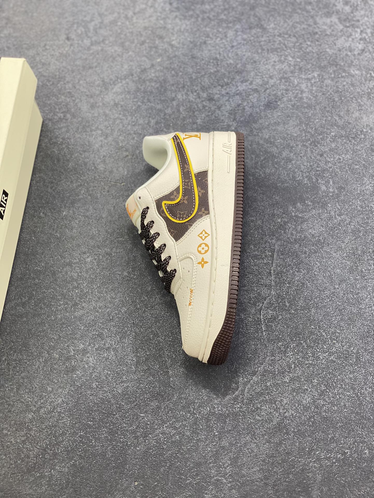 图片[7]-NIke Air Force 1 \’07 Low “LV联名——米棕拼接”空军一号 低帮 运动鞋 休闲鞋 折边针车 工艺难度大 原楦头原纸板 原装鞋盒 定制五金配件 内置全掌气垫 原厂鞋底 货号：DD1982-302 尺码：36 36.5 37.5 38 38.5 39 40 40.5 41 42 42.5 43 44 44.5 45-选品中心