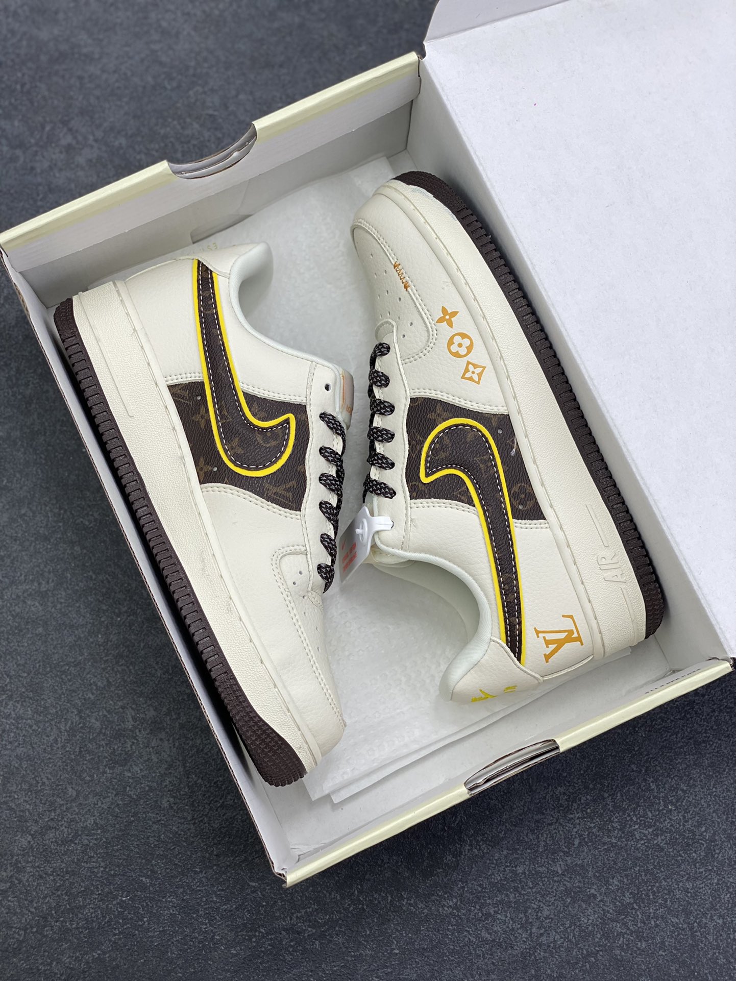 图片[9]-NIke Air Force 1 \’07 Low “LV联名——米棕拼接”空军一号 低帮 运动鞋 休闲鞋 折边针车 工艺难度大 原楦头原纸板 原装鞋盒 定制五金配件 内置全掌气垫 原厂鞋底 货号：DD1982-302 尺码：36 36.5 37.5 38 38.5 39 40 40.5 41 42 42.5 43 44 44.5 45-选品中心