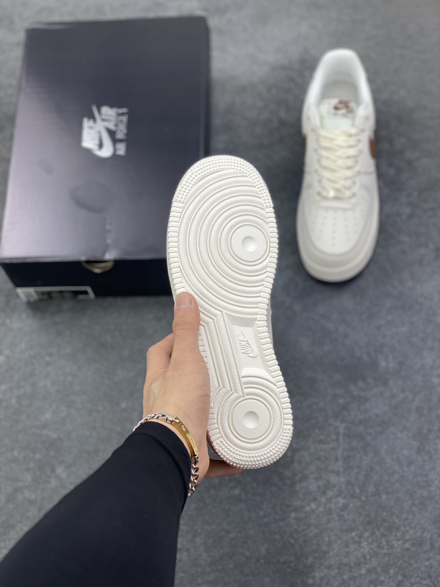 图片[5]-Nike Air Force 1 Low 白黄 原楦头原纸板 打造纯正空军版型 专注外贸渠道 全掌内置蜂窝气垫 原盒配件 原厂中底钢印、拉帮完美 货号：HQ2037-101 尺码：36 36.5 37.5 38 38.5 39 40 40.5 41 42 42.5 43 44 44.5 45-选品中心