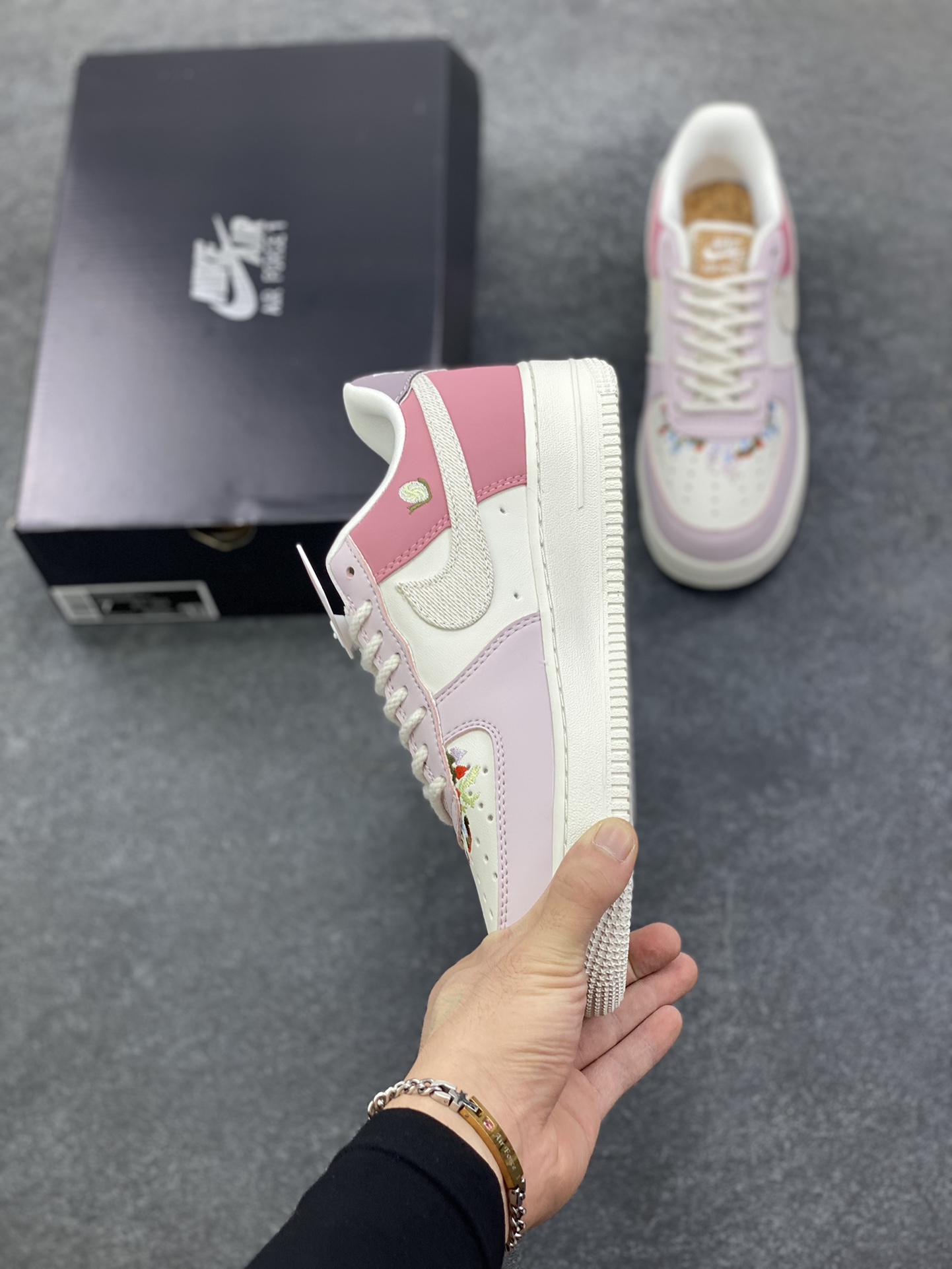 图片[3]-Nike Air Force 1 Low 粉白 空军一号低帮运动休闲板鞋 原楦头原纸板 打造纯正空军版型 专注外贸渠道 全掌内置蜂窝气垫 原盒配件 原厂中底钢印、拉帮完美 货号：IB8874-111 尺码：36 36.5 37.5 38 38.5 39 40 40.5 41 42 42.5 43 44 44.5 45-选品中心