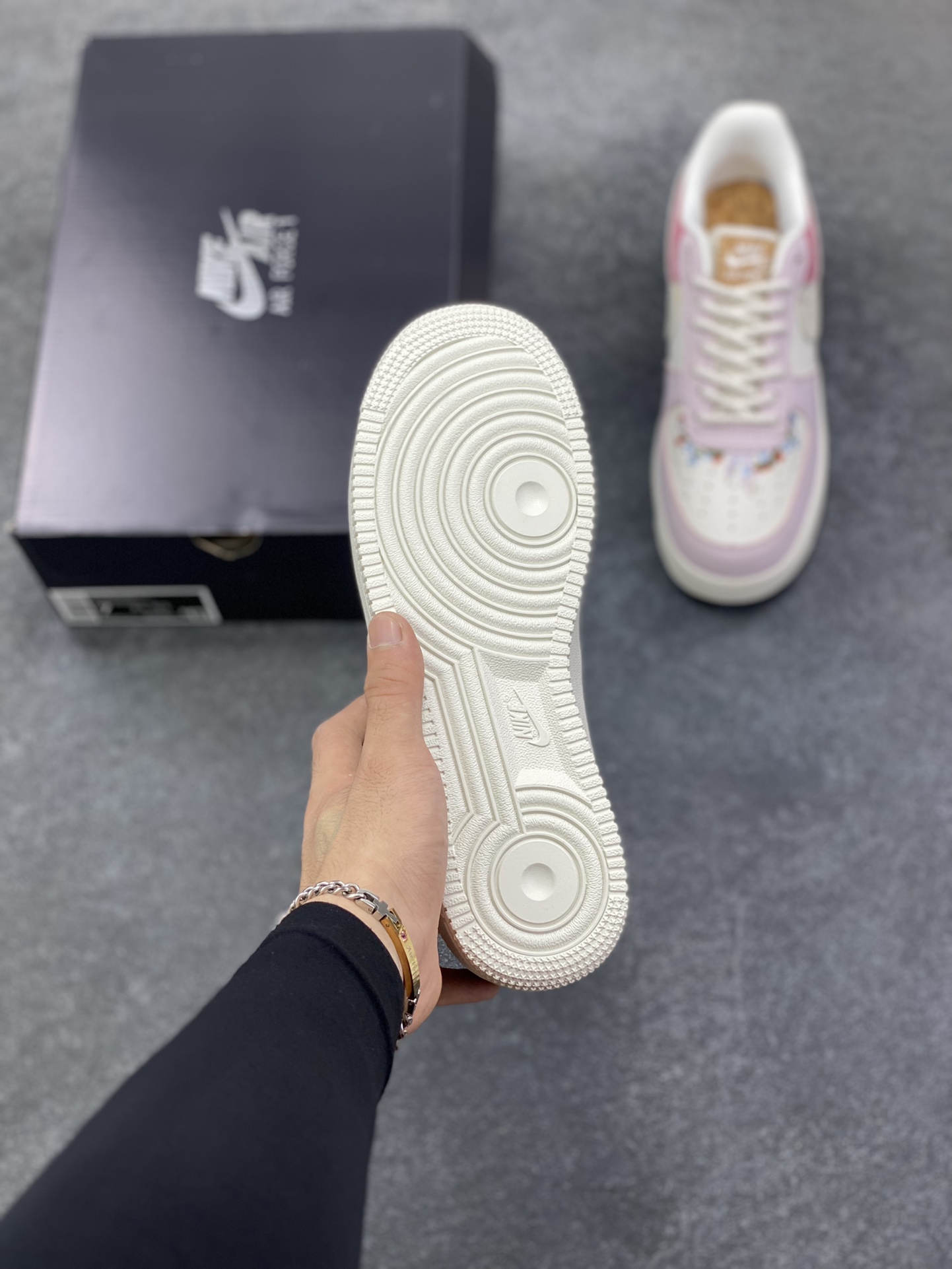 图片[5]-Nike Air Force 1 Low 粉白 空军一号低帮运动休闲板鞋 原楦头原纸板 打造纯正空军版型 专注外贸渠道 全掌内置蜂窝气垫 原盒配件 原厂中底钢印、拉帮完美 货号：IB8874-111 尺码：36 36.5 37.5 38 38.5 39 40 40.5 41 42 42.5 43 44 44.5 45-选品中心