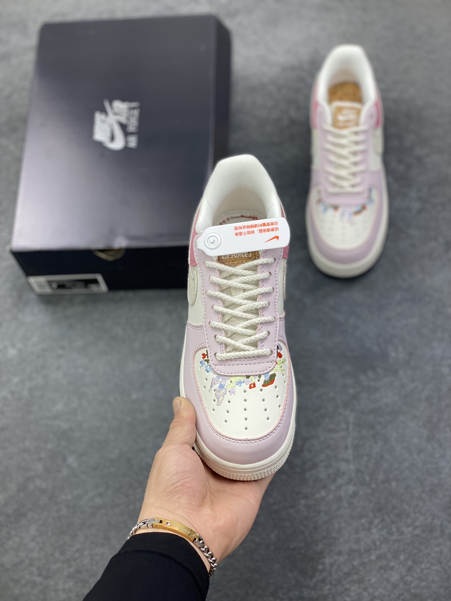 图片[2]-Nike Air Force 1 Low 粉白 空军一号低帮运动休闲板鞋 原楦头原纸板 打造纯正空军版型 专注外贸渠道 全掌内置蜂窝气垫 原盒配件 原厂中底钢印、拉帮完美 货号：IB8874-111 尺码：36 36.5 37.5 38 38.5 39 40 40.5 41 42 42.5 43 44 44.5 45-选品中心