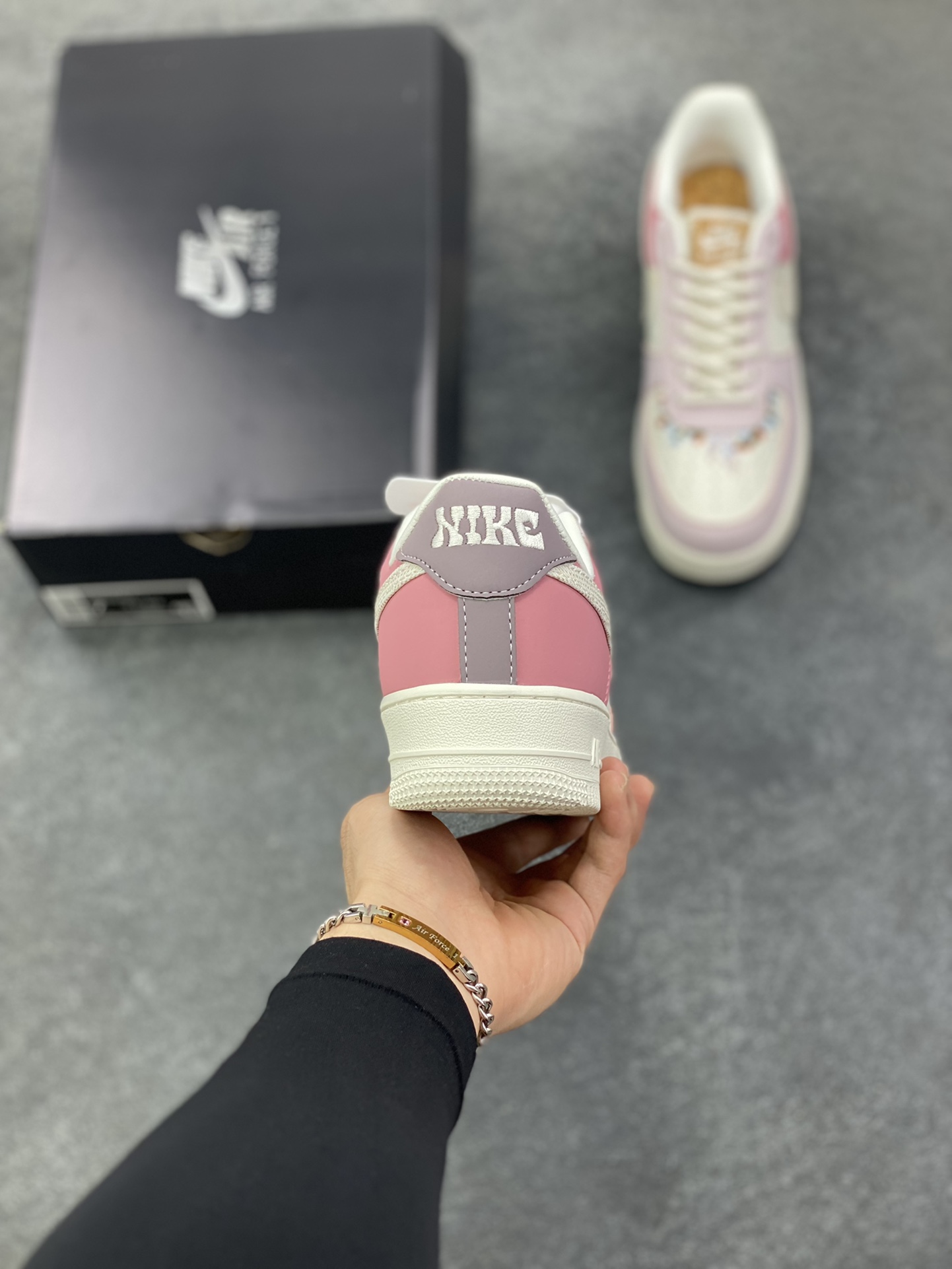 图片[4]-Nike Air Force 1 Low 粉白 空军一号低帮运动休闲板鞋 原楦头原纸板 打造纯正空军版型 专注外贸渠道 全掌内置蜂窝气垫 原盒配件 原厂中底钢印、拉帮完美 货号：IB8874-111 尺码：36 36.5 37.5 38 38.5 39 40 40.5 41 42 42.5 43 44 44.5 45-选品中心