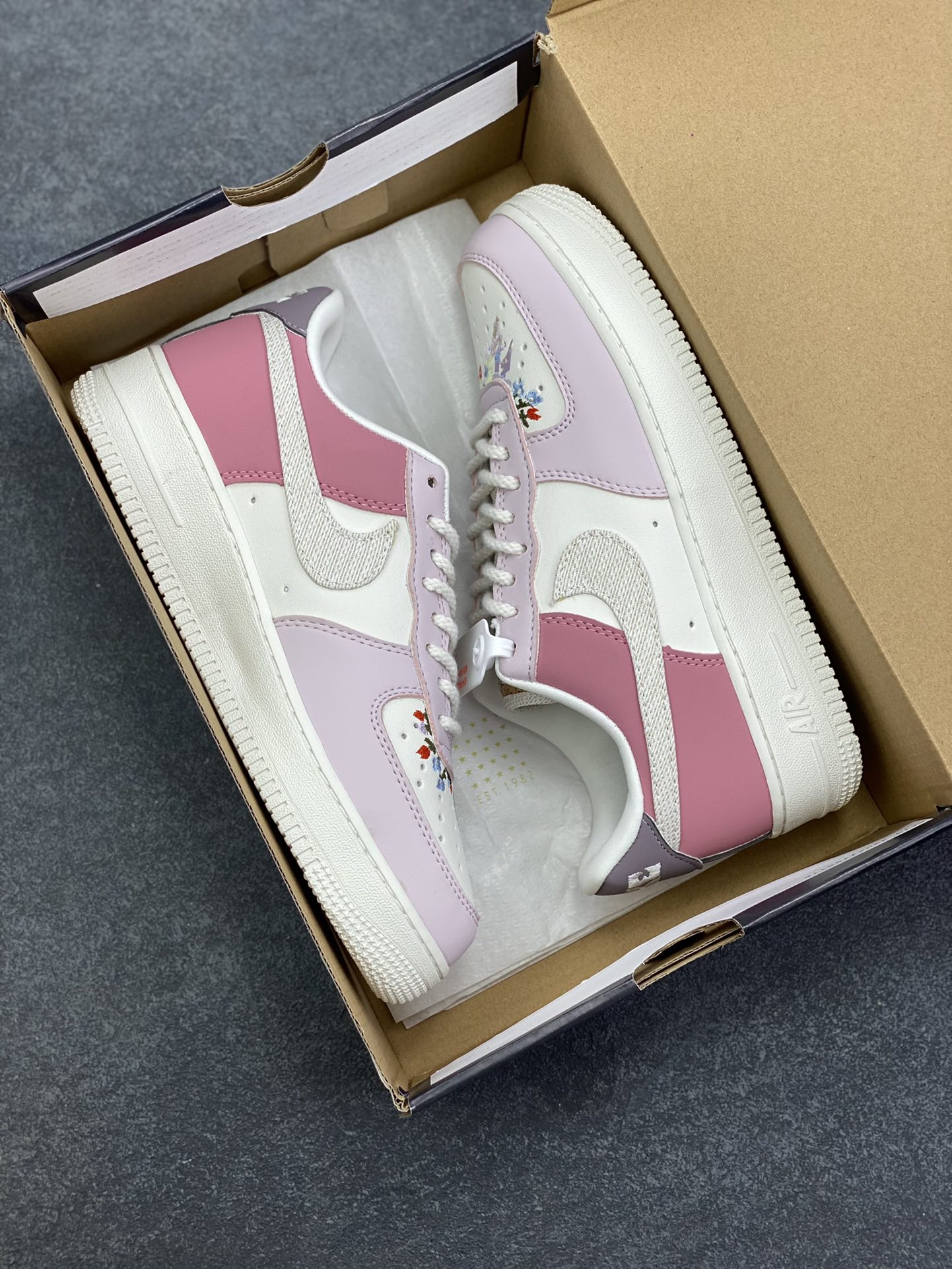 图片[9]-Nike Air Force 1 Low 粉白 空军一号低帮运动休闲板鞋 原楦头原纸板 打造纯正空军版型 专注外贸渠道 全掌内置蜂窝气垫 原盒配件 原厂中底钢印、拉帮完美 货号：IB8874-111 尺码：36 36.5 37.5 38 38.5 39 40 40.5 41 42 42.5 43 44 44.5 45-选品中心