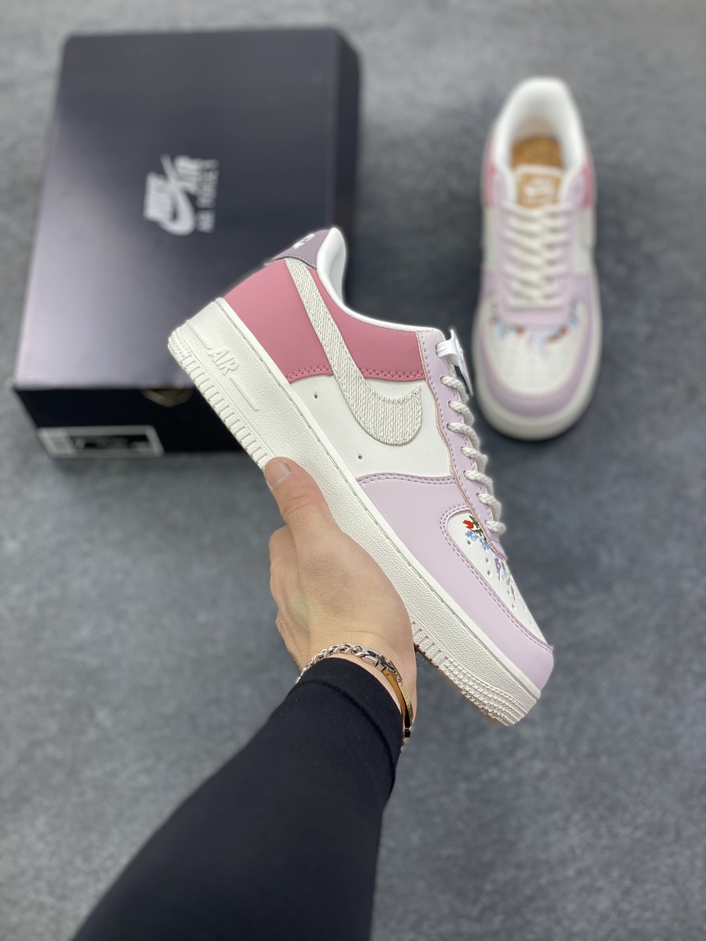 Nike Air Force 1 Low 粉白 空军一号低帮运动休闲板鞋 原楦头原纸板 打造纯正空军版型 专注外贸渠道 全掌内置蜂窝气垫 原盒配件 原厂中底钢印、拉帮完美 货号:IB8874-111 尺码:36 36.5 37.5 38 38.5 39 40 40.5 41 42 42.5 43 44 44.5 45-选品中心