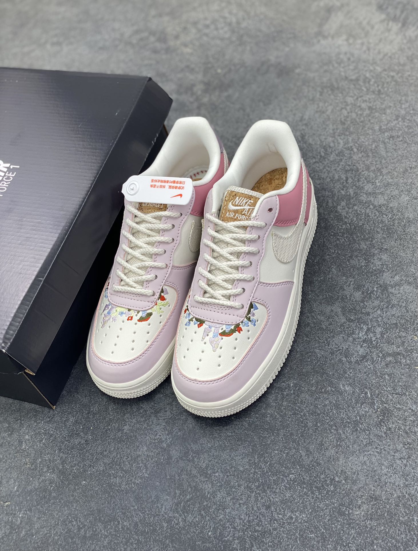 图片[8]-Nike Air Force 1 Low 粉白 空军一号低帮运动休闲板鞋 原楦头原纸板 打造纯正空军版型 专注外贸渠道 全掌内置蜂窝气垫 原盒配件 原厂中底钢印、拉帮完美 货号：IB8874-111 尺码：36 36.5 37.5 38 38.5 39 40 40.5 41 42 42.5 43 44 44.5 45-选品中心