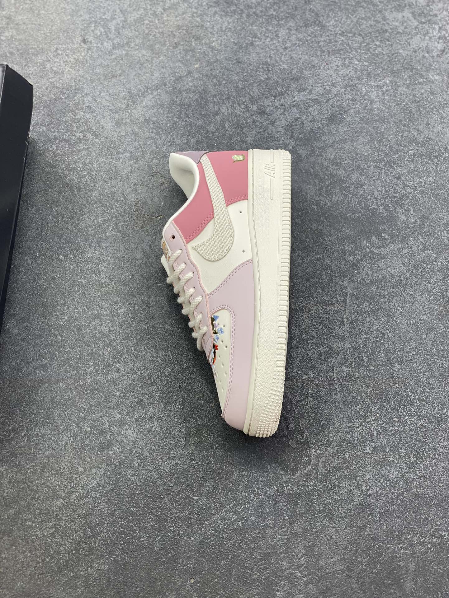 图片[7]-Nike Air Force 1 Low 粉白 空军一号低帮运动休闲板鞋 原楦头原纸板 打造纯正空军版型 专注外贸渠道 全掌内置蜂窝气垫 原盒配件 原厂中底钢印、拉帮完美 货号：IB8874-111 尺码：36 36.5 37.5 38 38.5 39 40 40.5 41 42 42.5 43 44 44.5 45-选品中心