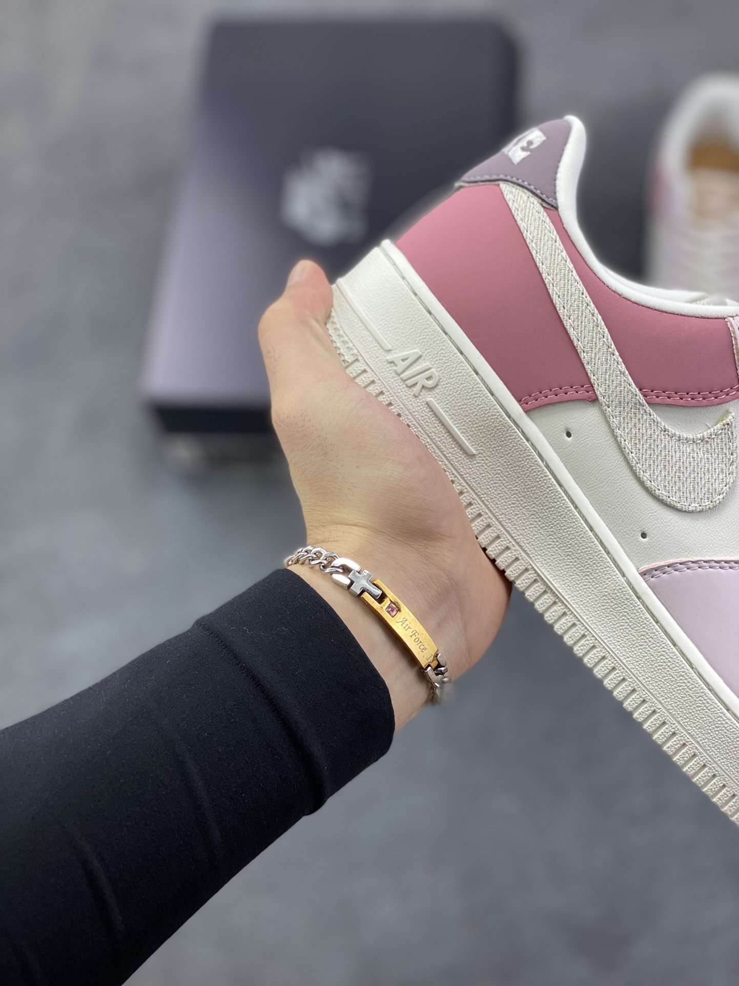 图片[6]-Nike Air Force 1 Low 粉白 空军一号低帮运动休闲板鞋 原楦头原纸板 打造纯正空军版型 专注外贸渠道 全掌内置蜂窝气垫 原盒配件 原厂中底钢印、拉帮完美 货号：IB8874-111 尺码：36 36.5 37.5 38 38.5 39 40 40.5 41 42 42.5 43 44 44.5 45-选品中心