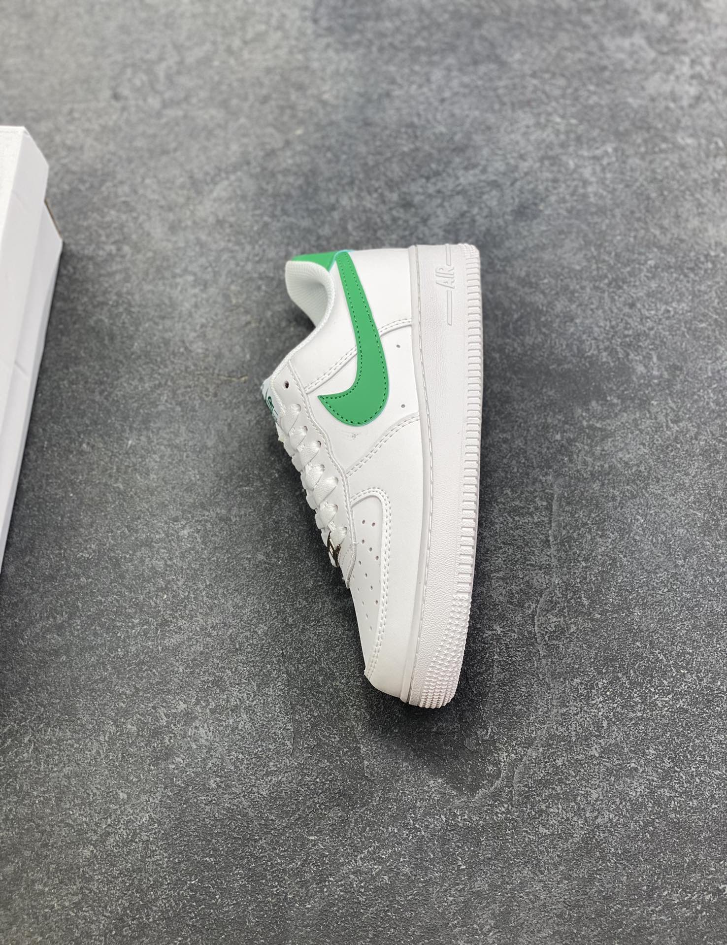 图片[7]-Nike Air Force 1‘07 Low 白孔雀绿 空军一号低帮休闲板鞋 原楦头原纸板 打造纯正空军版型#专注外贸渠道 全掌内置蜂窝气垫 #原盒配件 原厂中底钢印、拉帮完美 货号：FJ4146-121 尺码：36 36.5 37.5 38 38.5 39 40 40.5 41 42 42.5 43 44 44.5 45-选品中心
