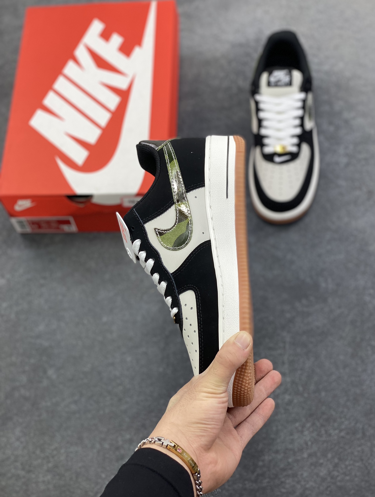 图片[3]-Nike Air Force 1‘07 Low 空军一号低帮休闲板鞋 原楦头原纸板 打造纯正空军版型#专注外贸渠道 全掌内置蜂窝气垫 #原盒配件 原厂中底钢印、拉帮完美 货号：HQ1967-100 尺码：36 36.5 37.5 38 38.5 39 40 40.5 41 42 42.5 43 44 44.5 45-选品中心