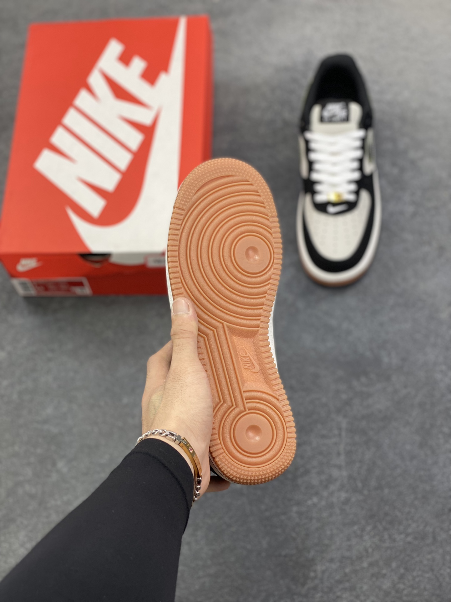 图片[5]-Nike Air Force 1‘07 Low 空军一号低帮休闲板鞋 原楦头原纸板 打造纯正空军版型#专注外贸渠道 全掌内置蜂窝气垫 #原盒配件 原厂中底钢印、拉帮完美 货号：HQ1967-100 尺码：36 36.5 37.5 38 38.5 39 40 40.5 41 42 42.5 43 44 44.5 45-选品中心